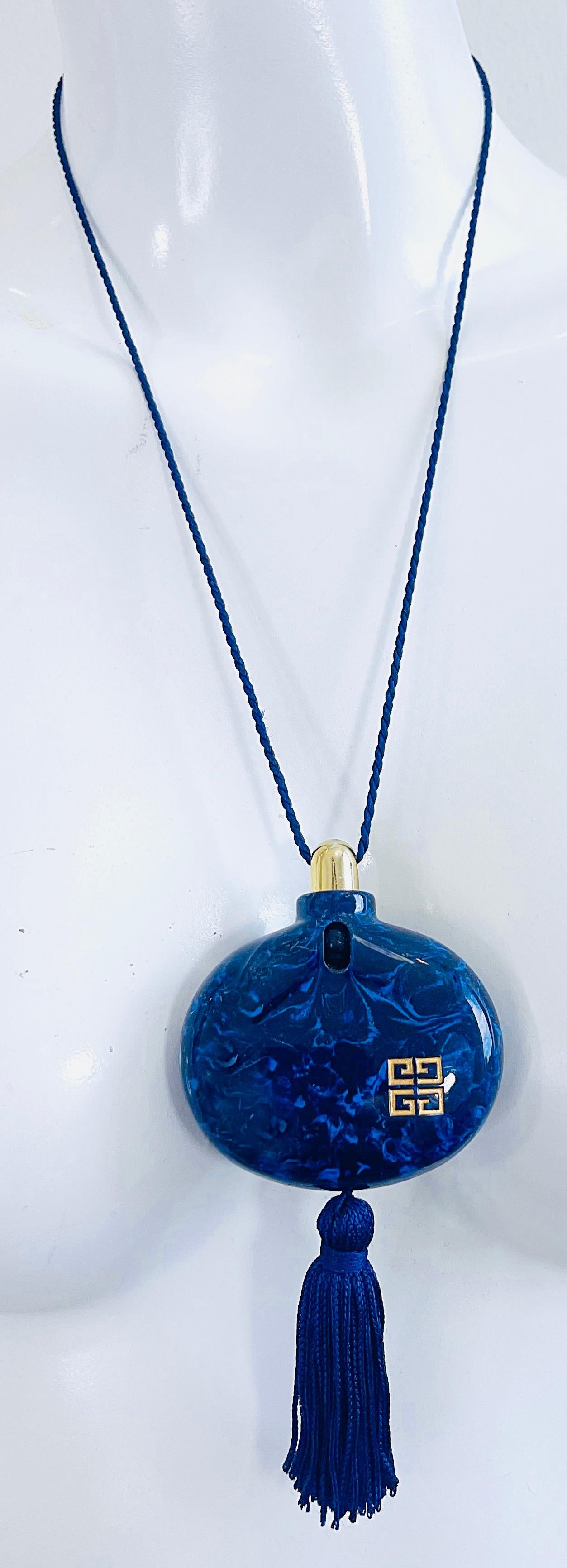 Néo-grec Givenchy 1970s Navy Blue Marbleized Tassel Vintage 70s Perfume Bottle Necklace en vente