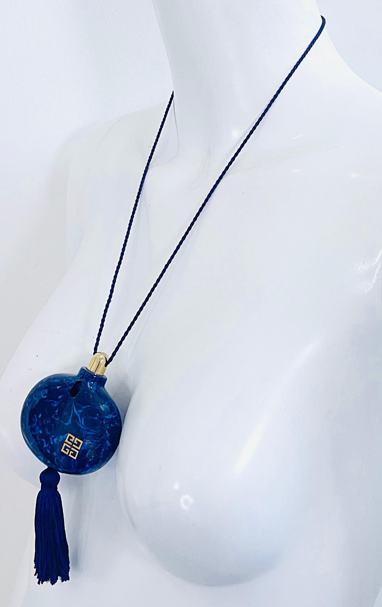 Givenchy 1970s Navy Blue Marbleized Tassel Vintage 70s Perfume Bottle Necklace en vente 1