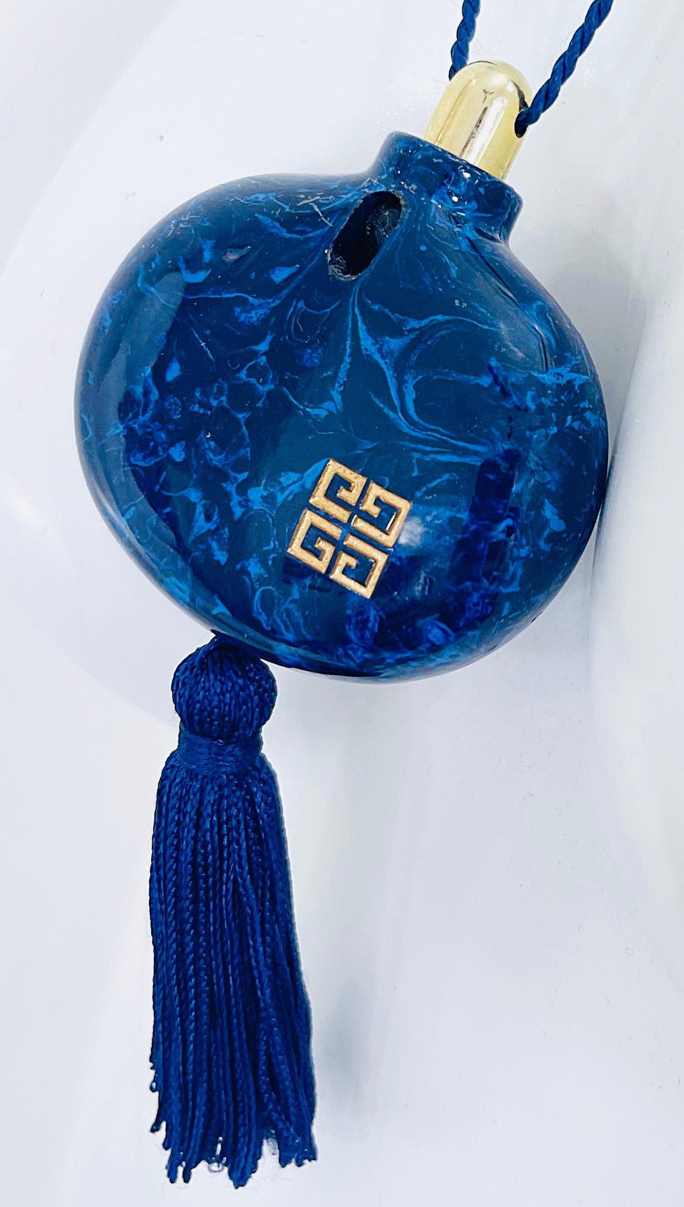 Givenchy 1970s Navy Blue Marbleized Tassel Vintage 70s Perfume Bottle Necklace en vente 2