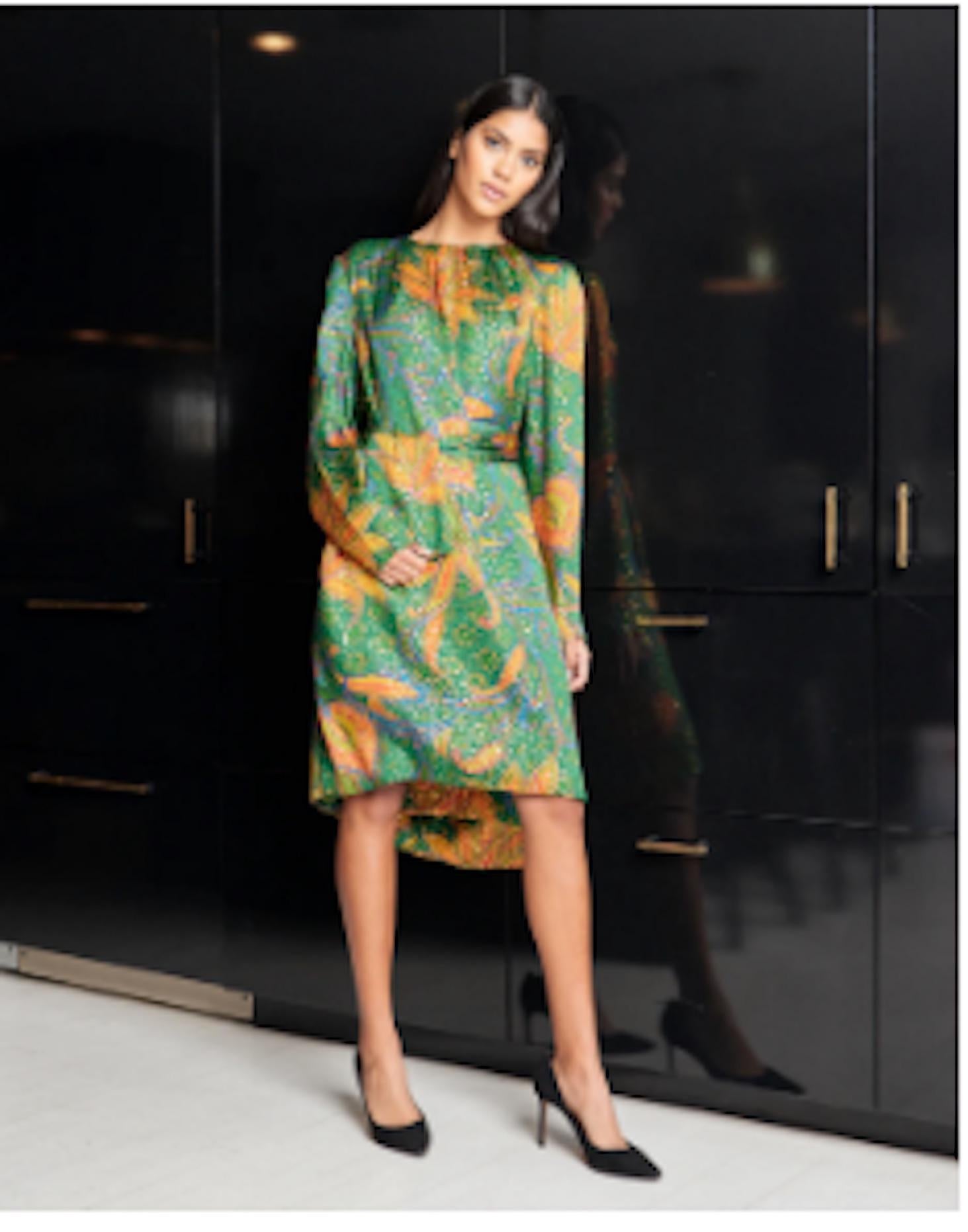 VINTAGE GRACE NY

A stunning 1980s Givenchy silk dress featuring a bold green, orange and yellow paisley design. Dress can be worn with or without matching sash.  Excellent Vintage Condition.

Shoulders 15.5 in
Bust 34 in
Hips 40 in
Sleeve 24.5