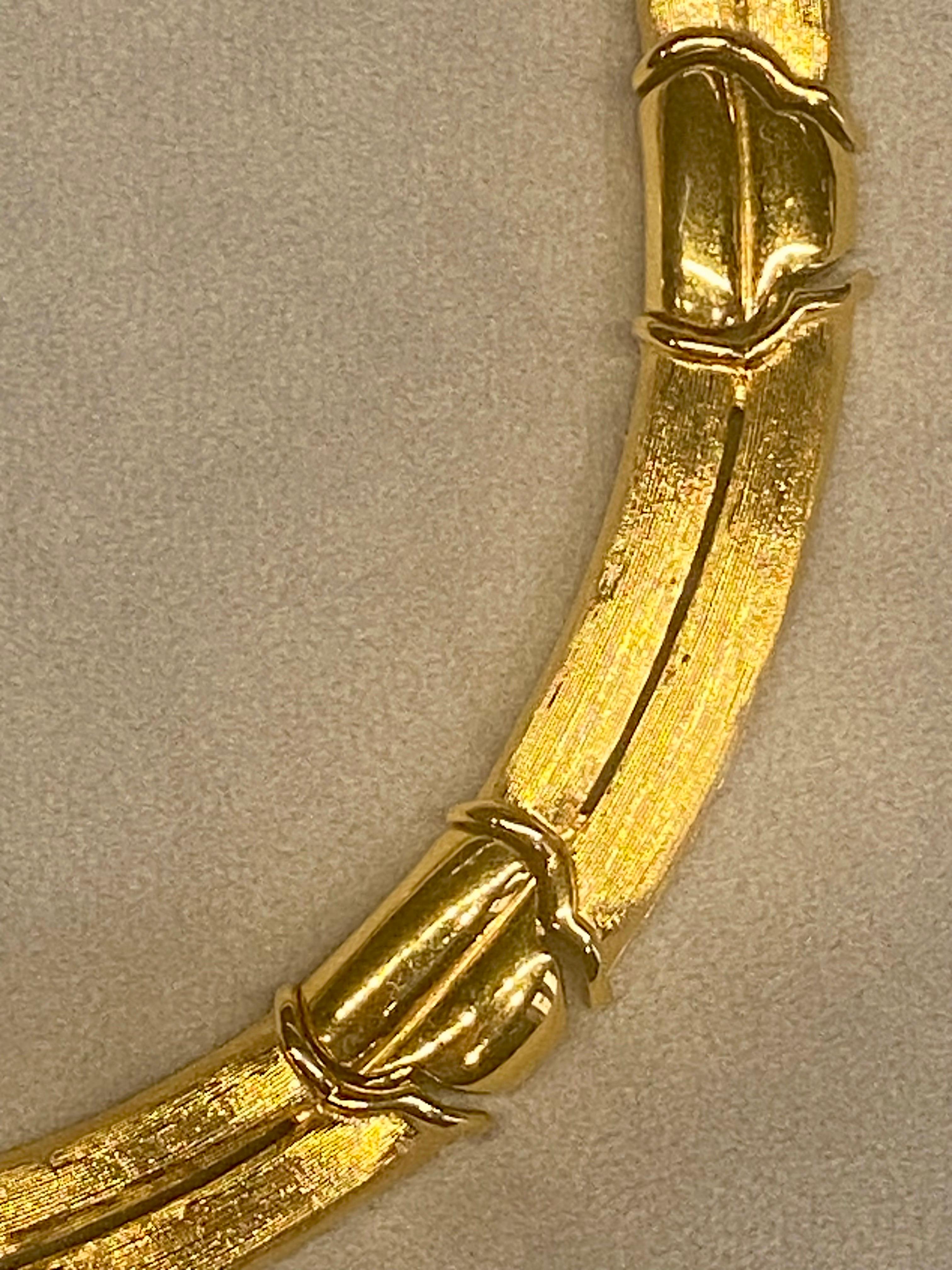 Givenchy - Collier à bélière en satin texturé et or poli des années 1980 en vente 6