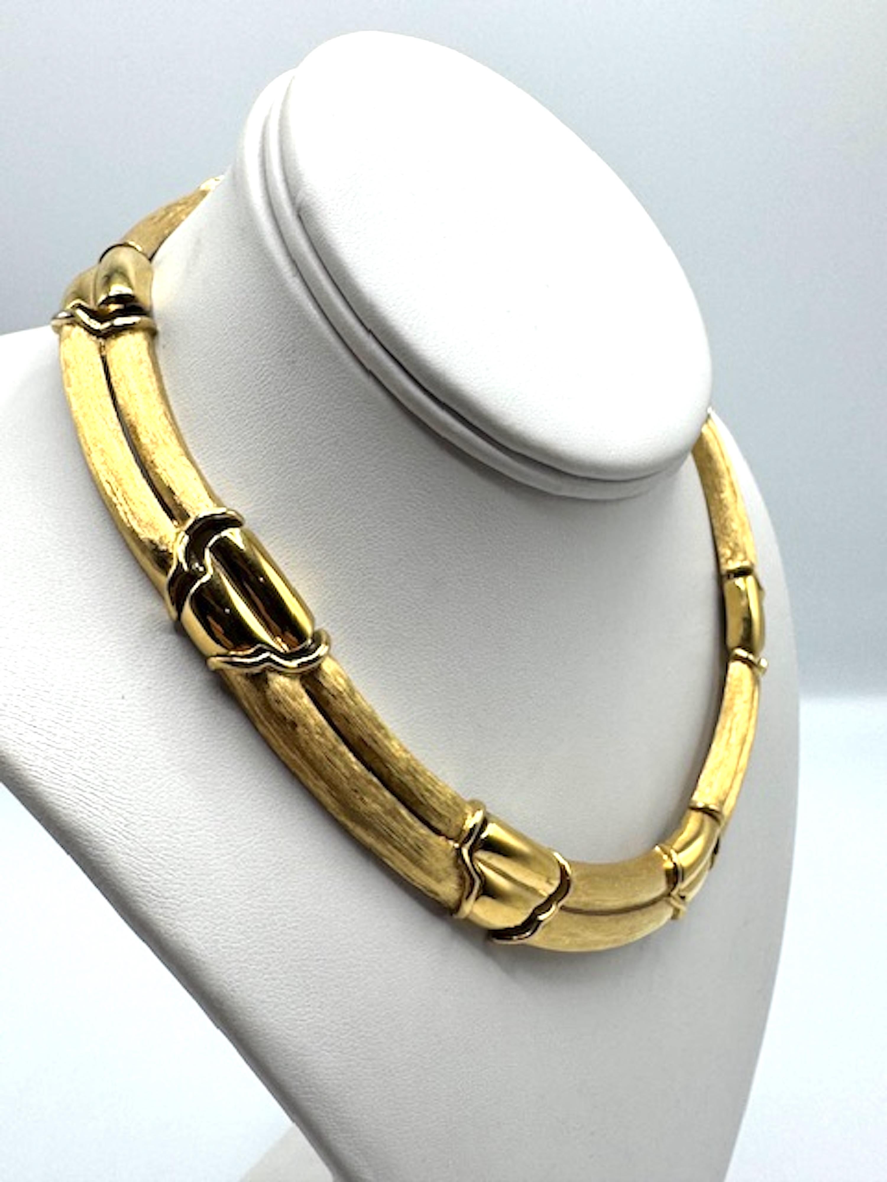 Givenchy - Collier à bélière en satin texturé et or poli des années 1980 en vente 7