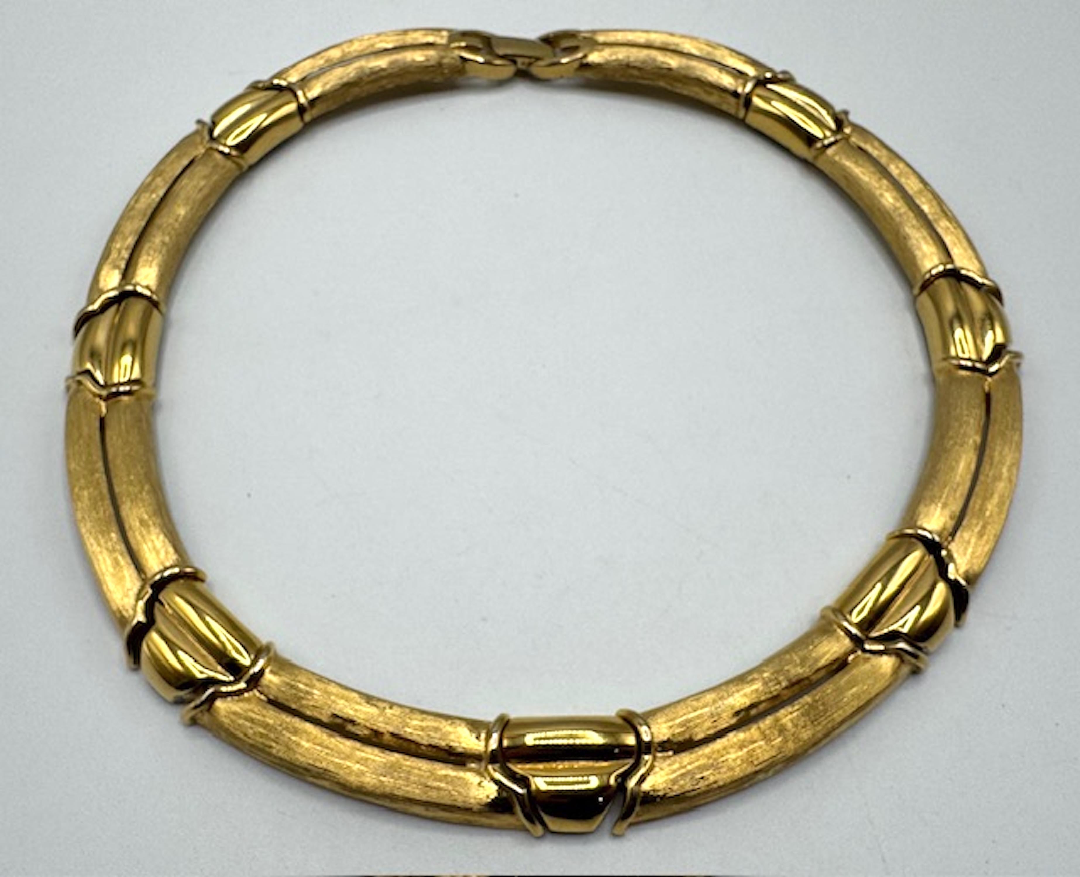 Givenchy - Collier à bélière en satin texturé et or poli des années 1980 Bon état - En vente à New York, NY