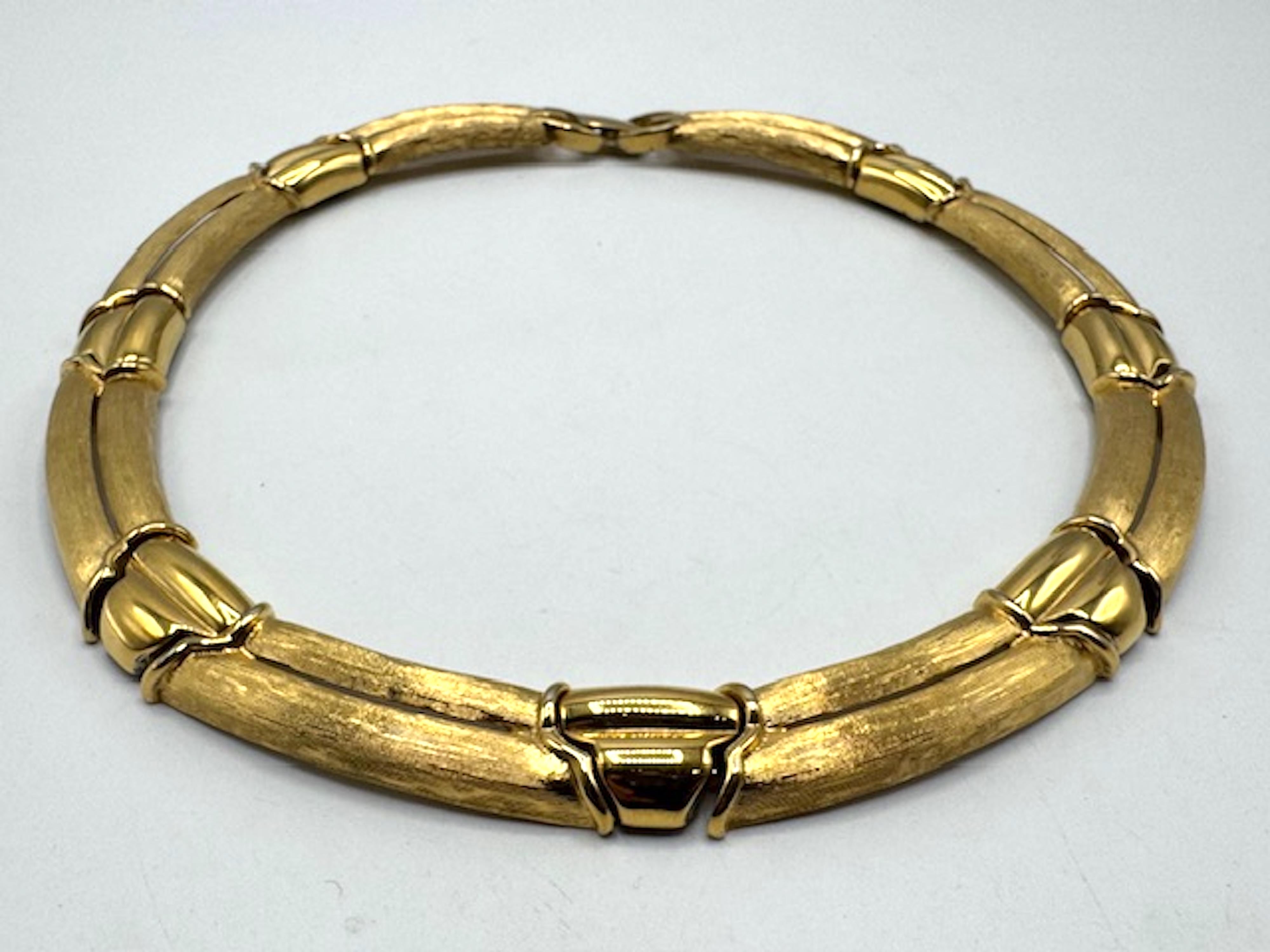Givenchy - Collier à bélière en satin texturé et or poli des années 1980 Pour femmes en vente