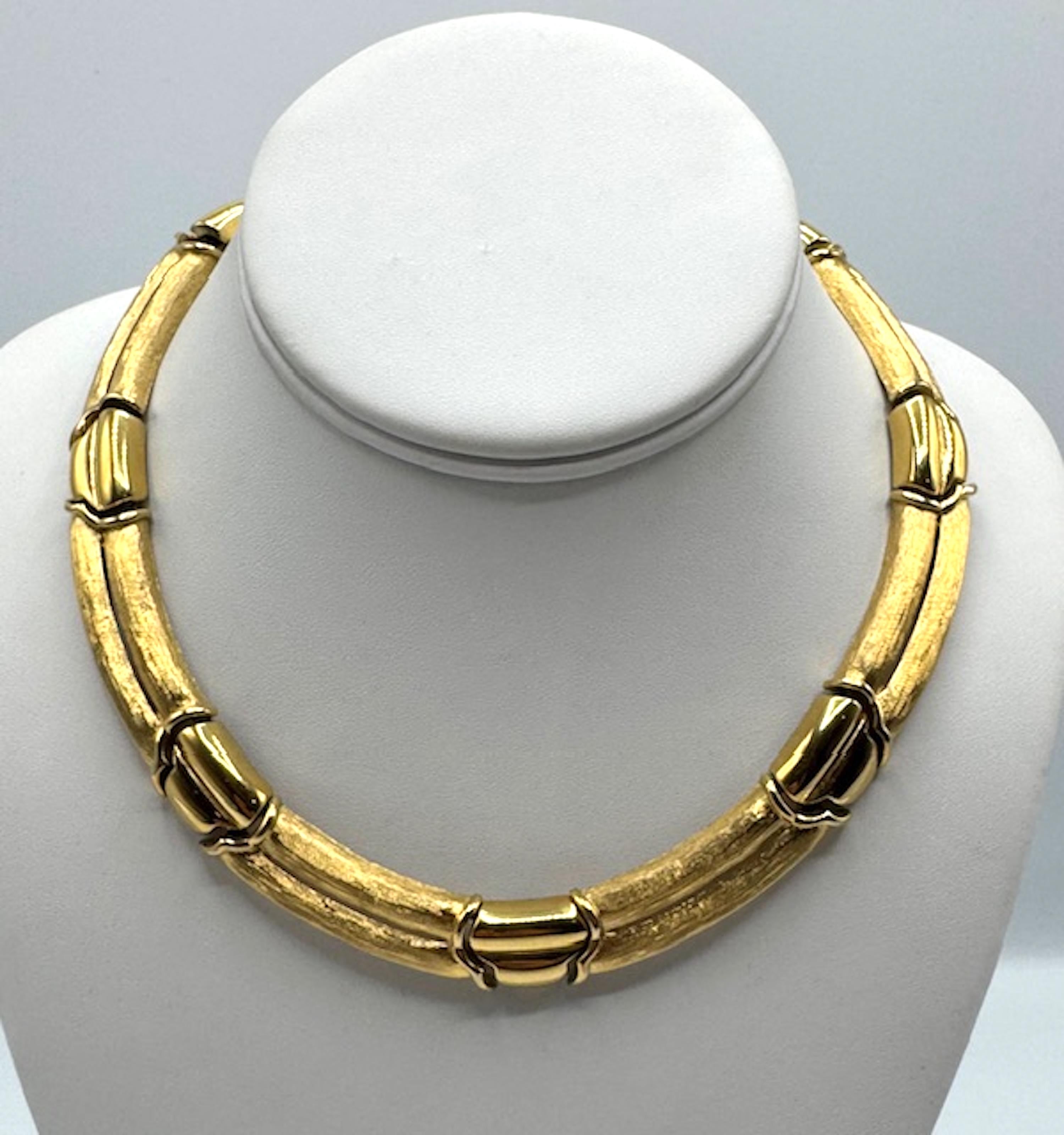 Givenchy - Collier à bélière en satin texturé et or poli des années 1980 en vente 2