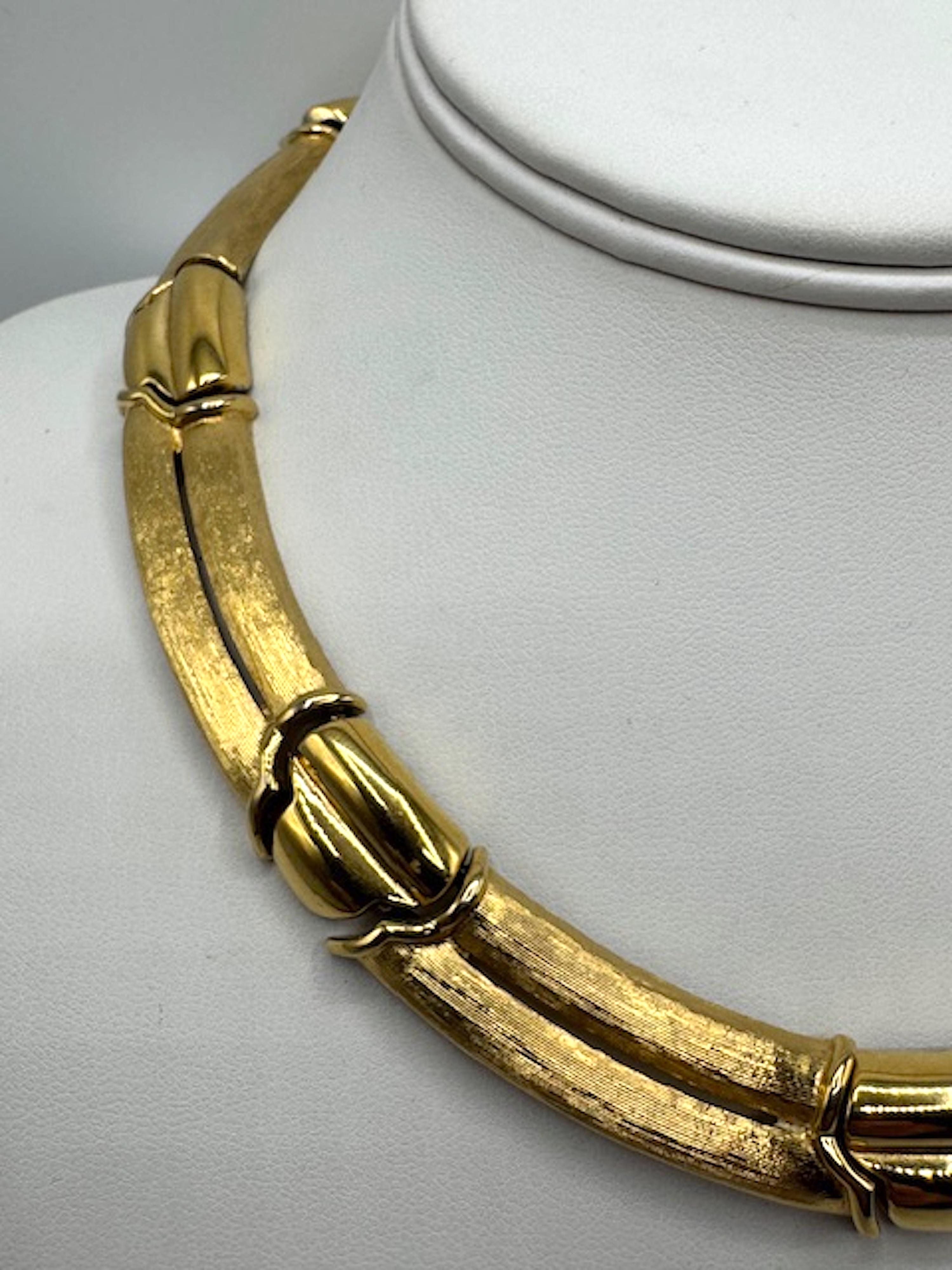 Givenchy - Collier à bélière en satin texturé et or poli des années 1980 en vente 4
