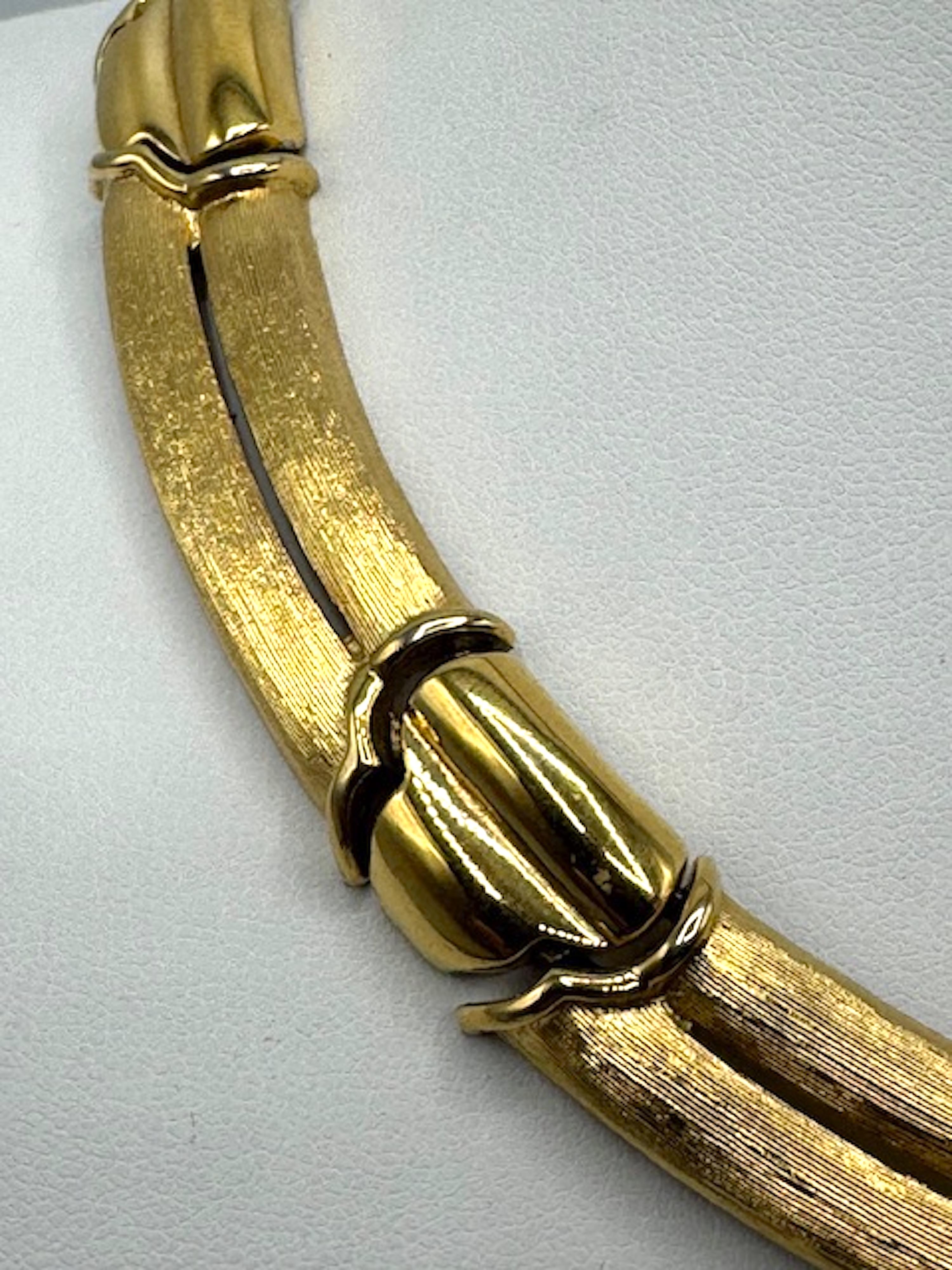 Givenchy - Collier à bélière en satin texturé et or poli des années 1980 en vente 5