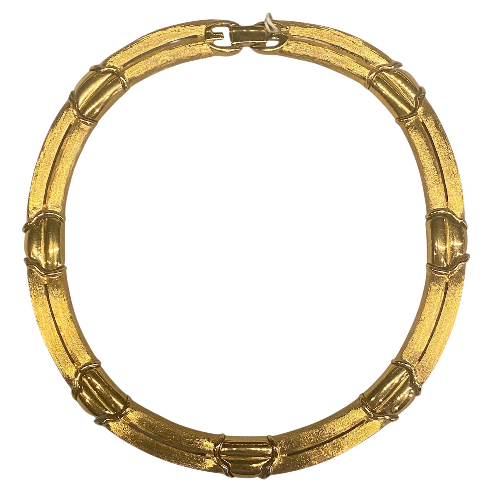 Givenchy - Collier à bélière en satin texturé et or poli des années 1980 en vente