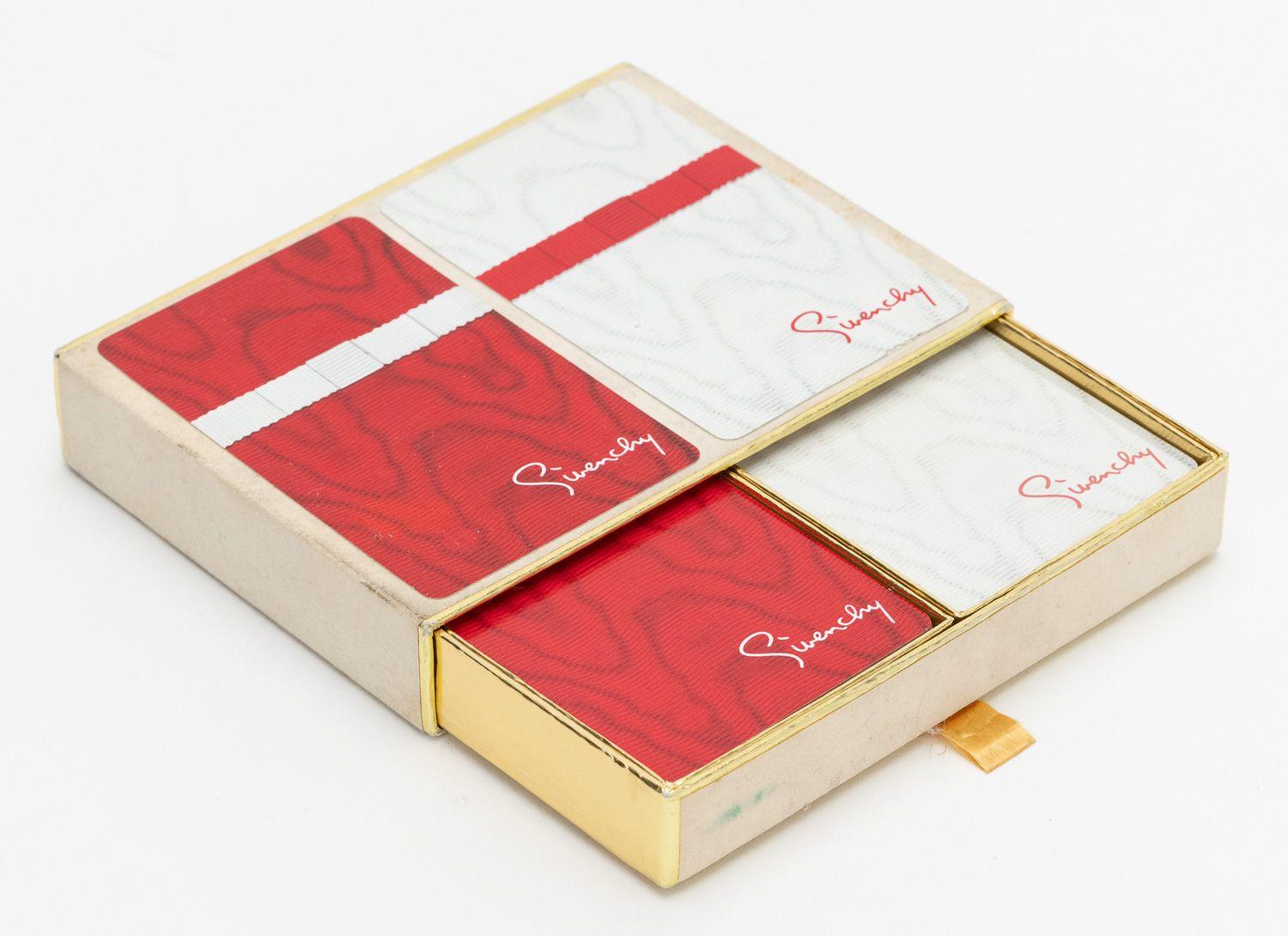 Givenchy 2 Decks mit roten und weißen Vintage-Spielkarten.
Kommt mit Originalverpackung.