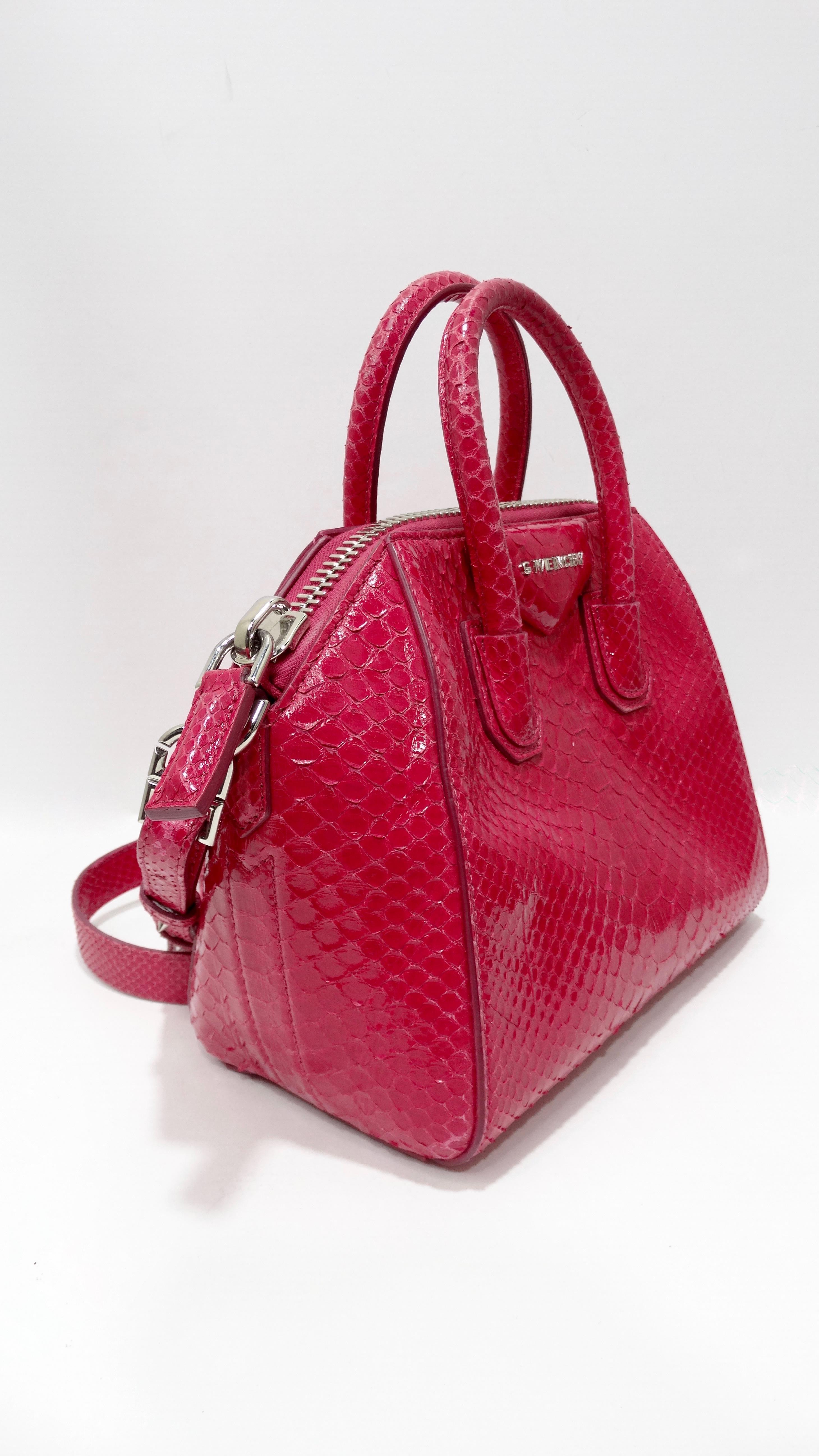 Ajoutez de la couleur à vos looks avec ce superbe sac Givenchy Antigona ! Circa 2011, ce sac rare est magnifiquement confectionné en python laminé et fini en rose vif. Il est doté de côtés structurés, de deux poignées supérieures enroulées, d'une