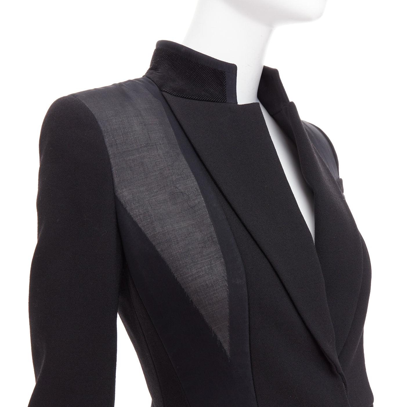 GIVENCHY 2012 Runway noir structurel blazer peplum à superposition de voiles
Référence : VACN/A00072
Marque : Givenchy
Designer : Riccardo Tisci
Modèle : FW 2012
Collectional : Défilé
MATERIAL : Semblable à de la laine
Couleur : Noir
Motif :