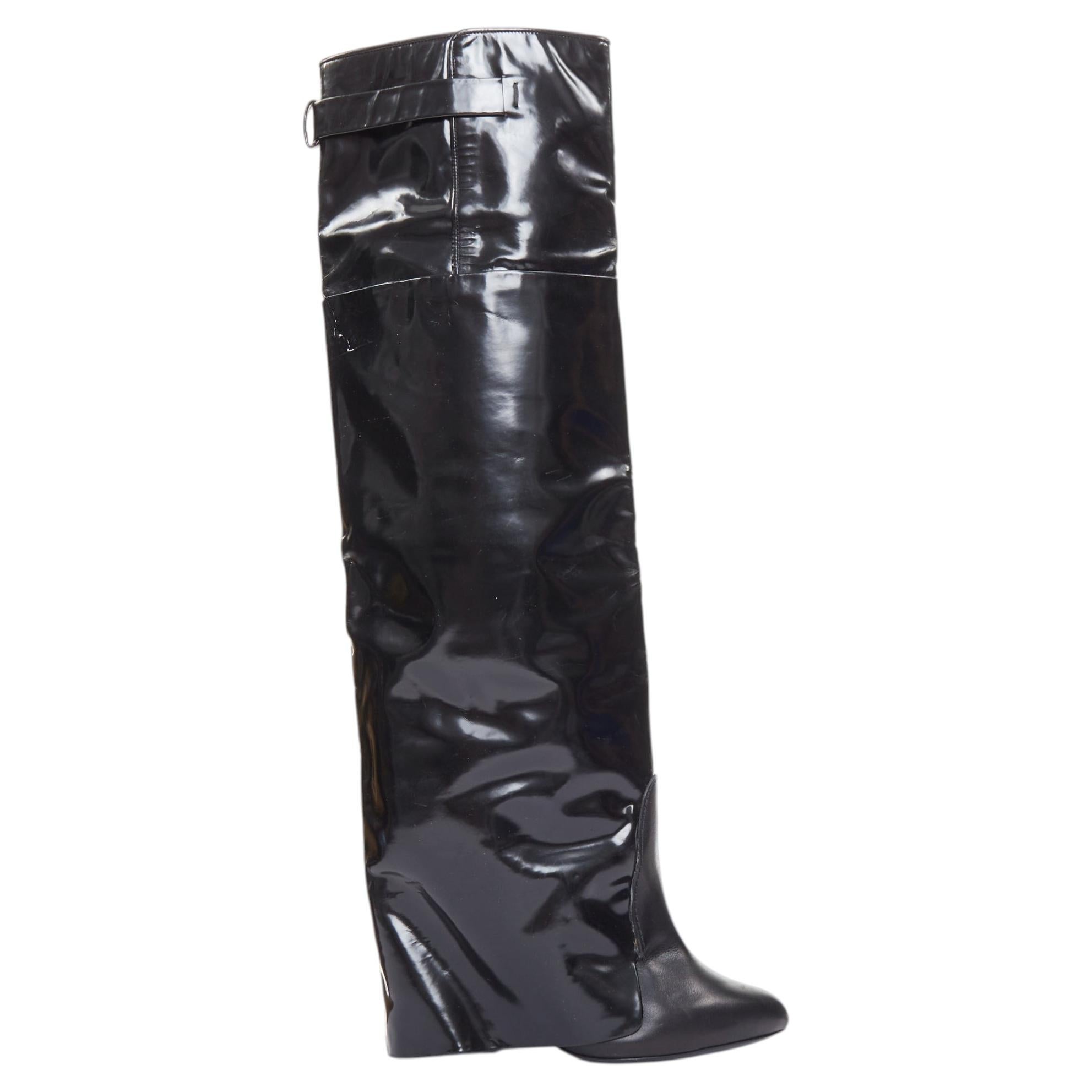 Givenchy 2012 Laufsteg-Schlüsselanhänger „Shark Lock“  Schwarze, polierte Leder-Stiefel mit Umschlag, Größe 40