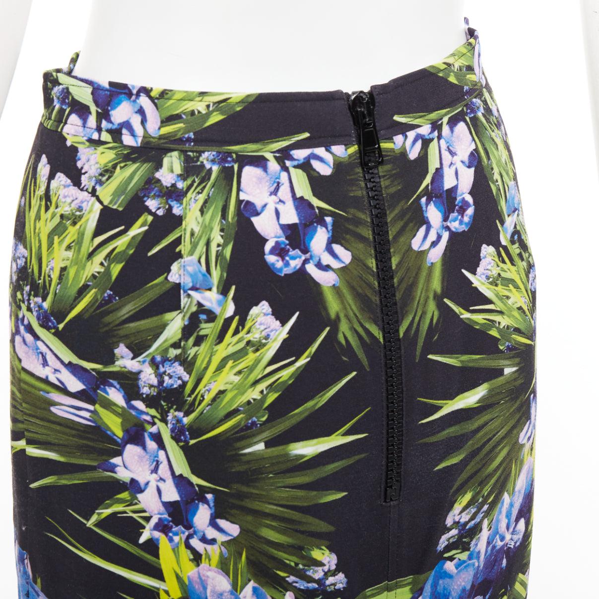 GIVENCHY 2012 symmetrischer lila-grüner Orchideen-Bleistiftrock aus Viskose FR38 M
Referenz: VACN/A00098
Marke: Givenchy
Designer: Riccardo Tisci
Collection'S: 2012
MATERIAL: Viskose, Gemisch
Farbe: Lila, Grün
Muster: Floral
Verschluss: