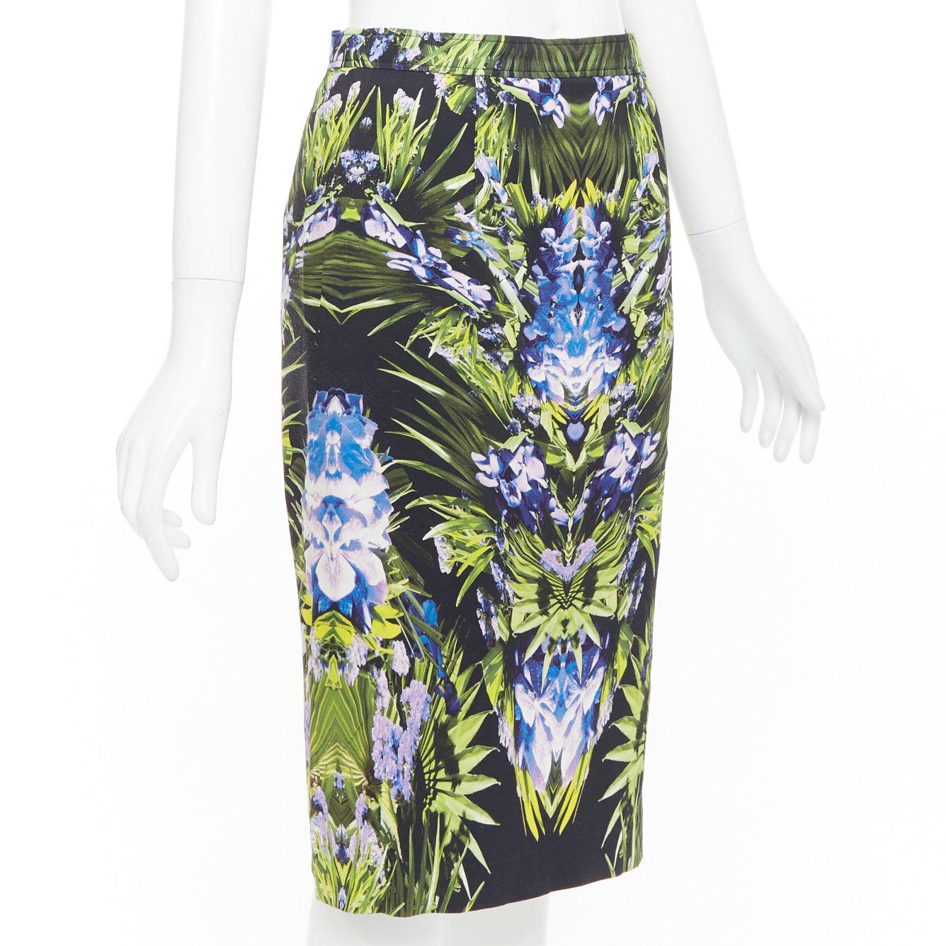 GIVENCHY 2012 symmetrischer lila-grüner Orchideen-Bleistiftrock aus Viskose FR38 M (Grau) im Angebot