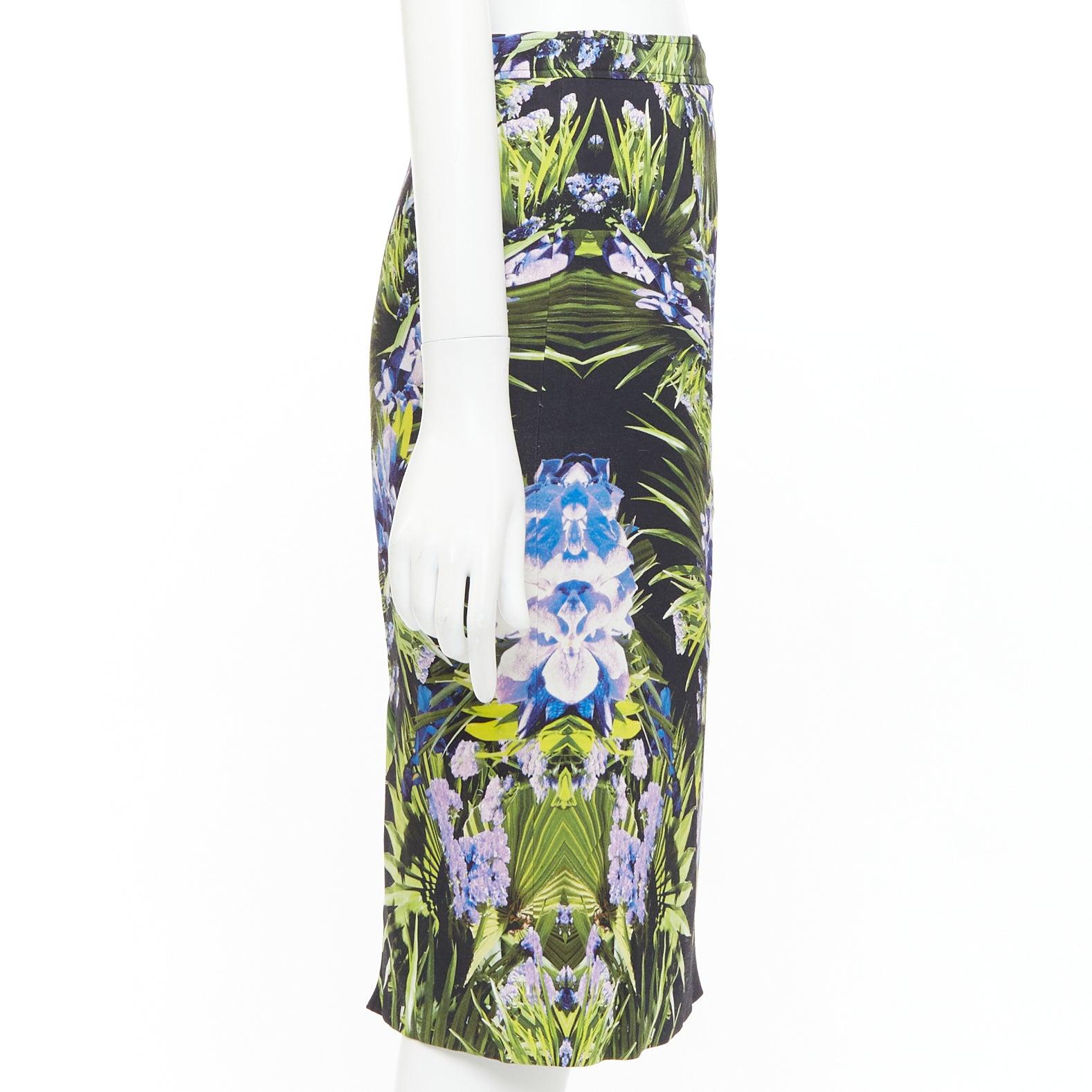 GIVENCHY 2012 symmetrischer lila-grüner Orchideen-Bleistiftrock aus Viskose FR38 M im Zustand „Hervorragend“ im Angebot in Hong Kong, NT