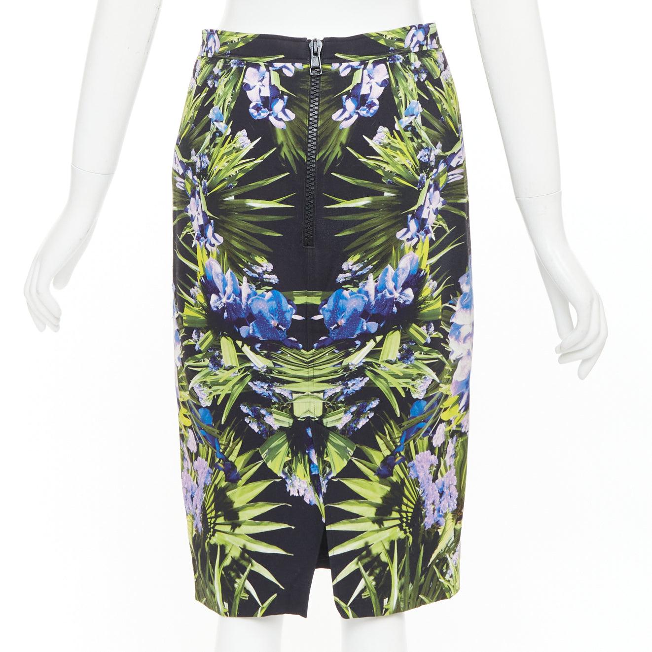 GIVENCHY 2012 symmetrischer lila-grüner Orchideen-Bleistiftrock aus Viskose FR38 M Damen im Angebot