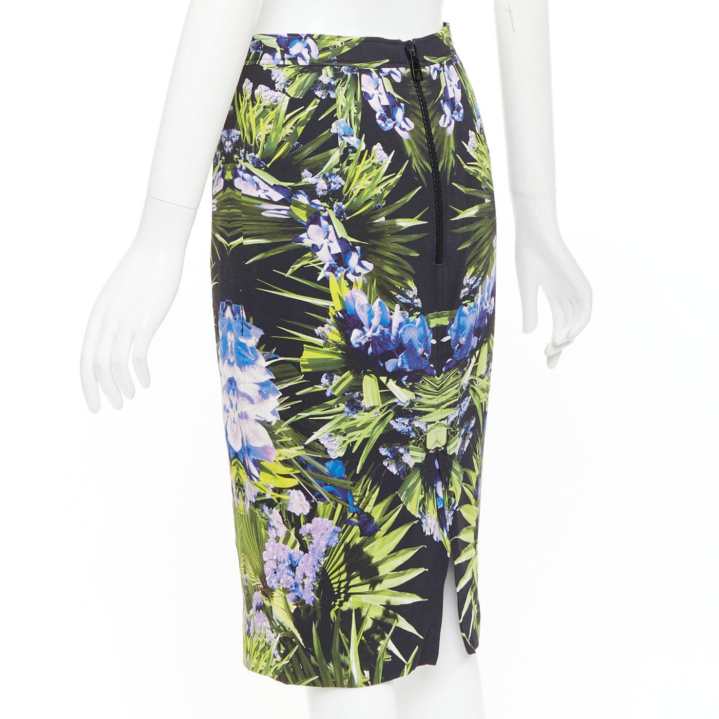 GIVENCHY 2012 symmetrischer lila-grüner Orchideen-Bleistiftrock aus Viskose FR38 M im Angebot 1