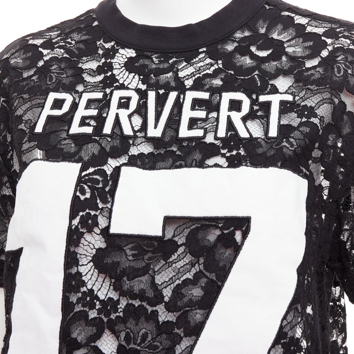 GIVENCHY 2013 Runway Tisci noir Pervert 17 tshirt en jersey de dentelle transparente FR38 M
Référence : GEGG/A00126
Marque : Givenchy
Designer : Riccardo Tisci
Collectional : AW 2013 - Défilé
Matière : Coton, mélange
Couleur : Noir, Whiting
Motif :