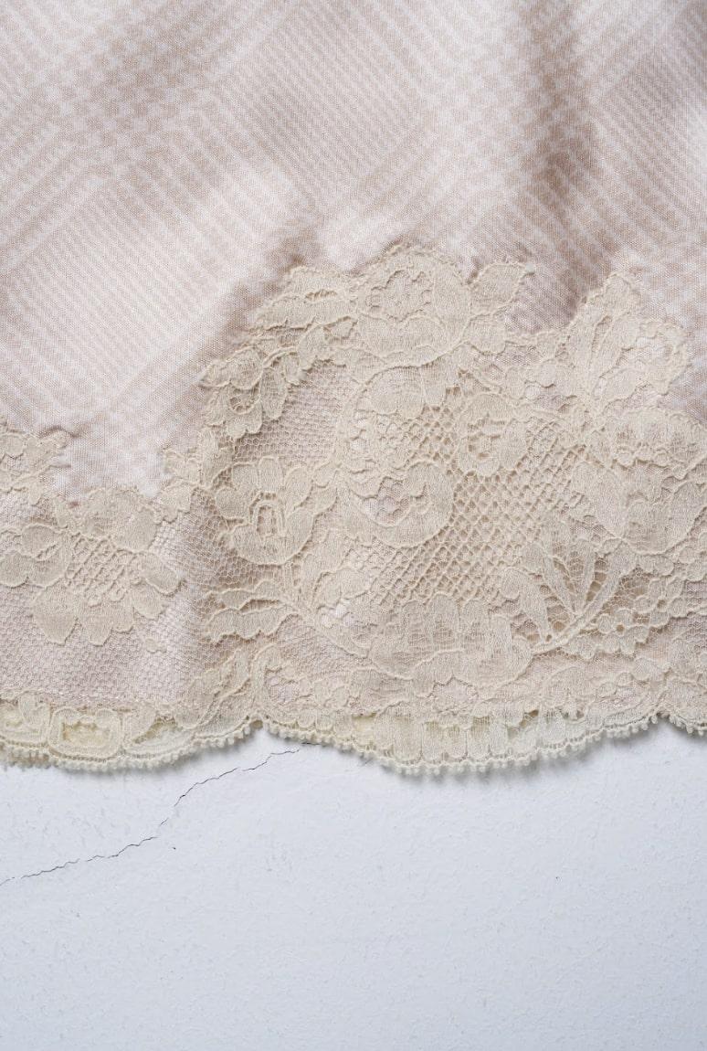 Mini robe 90s Givenchy - Une pièce intemporelle qui incarne la simplicité chic des années 90.

Cette élégante mini robe dans une teinte douce présente des détails délicats, ce qui la rend parfaite pour les sorties décontractées comme pour les