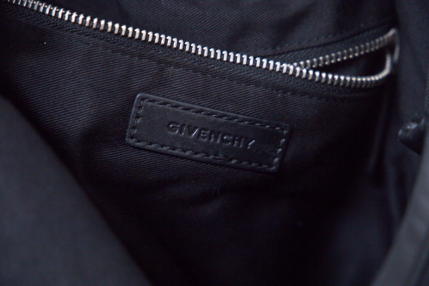 Givenchy Sac noir à clous argentés Pour femmes en vente