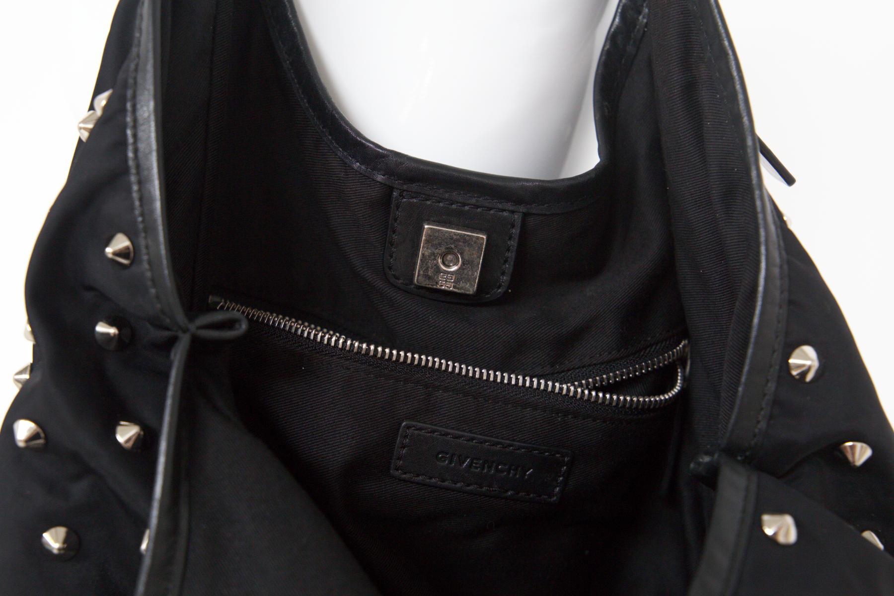 Givenchy Sac noir à clous argentés en vente 1