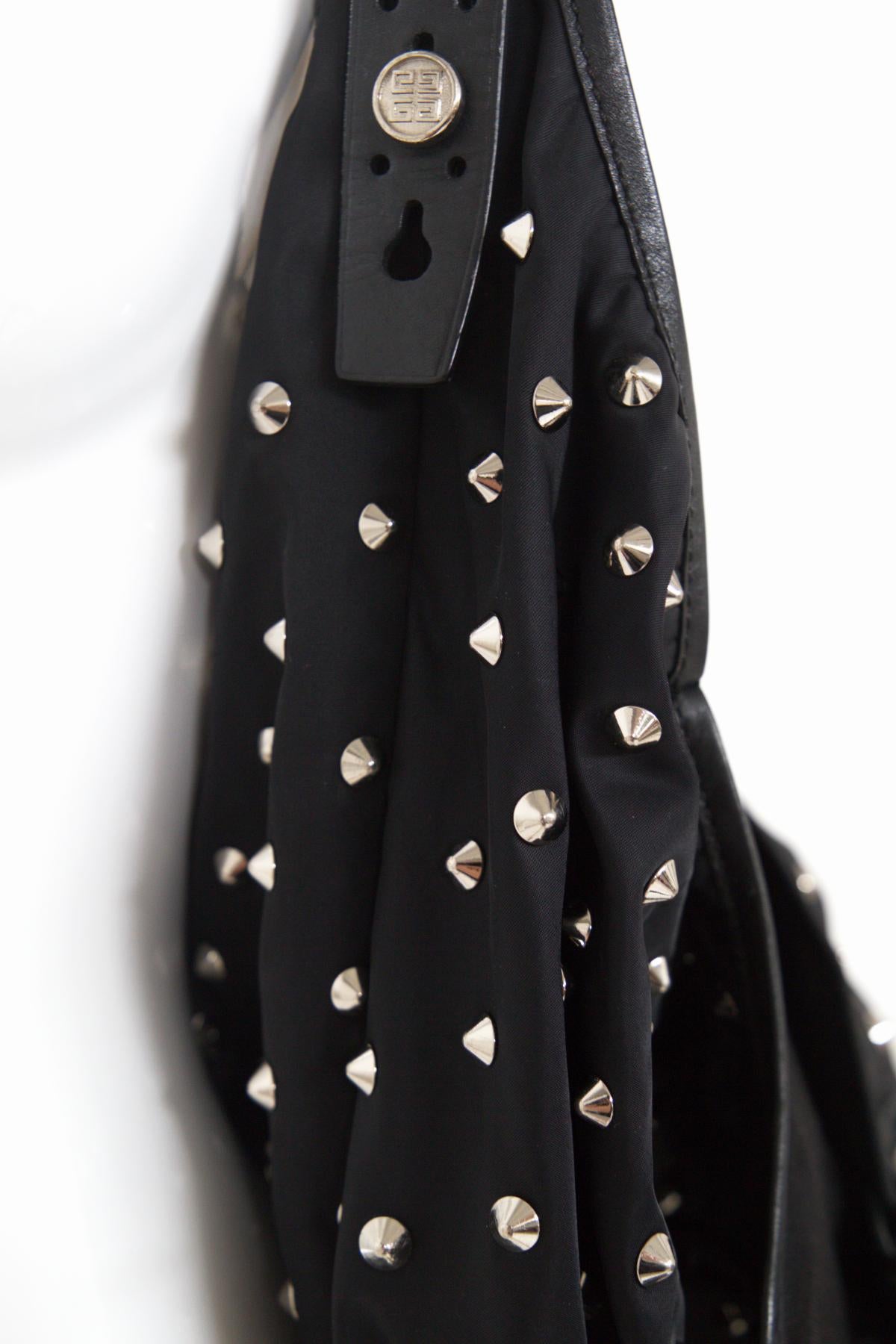 Givenchy Sac noir à clous argentés en vente 3