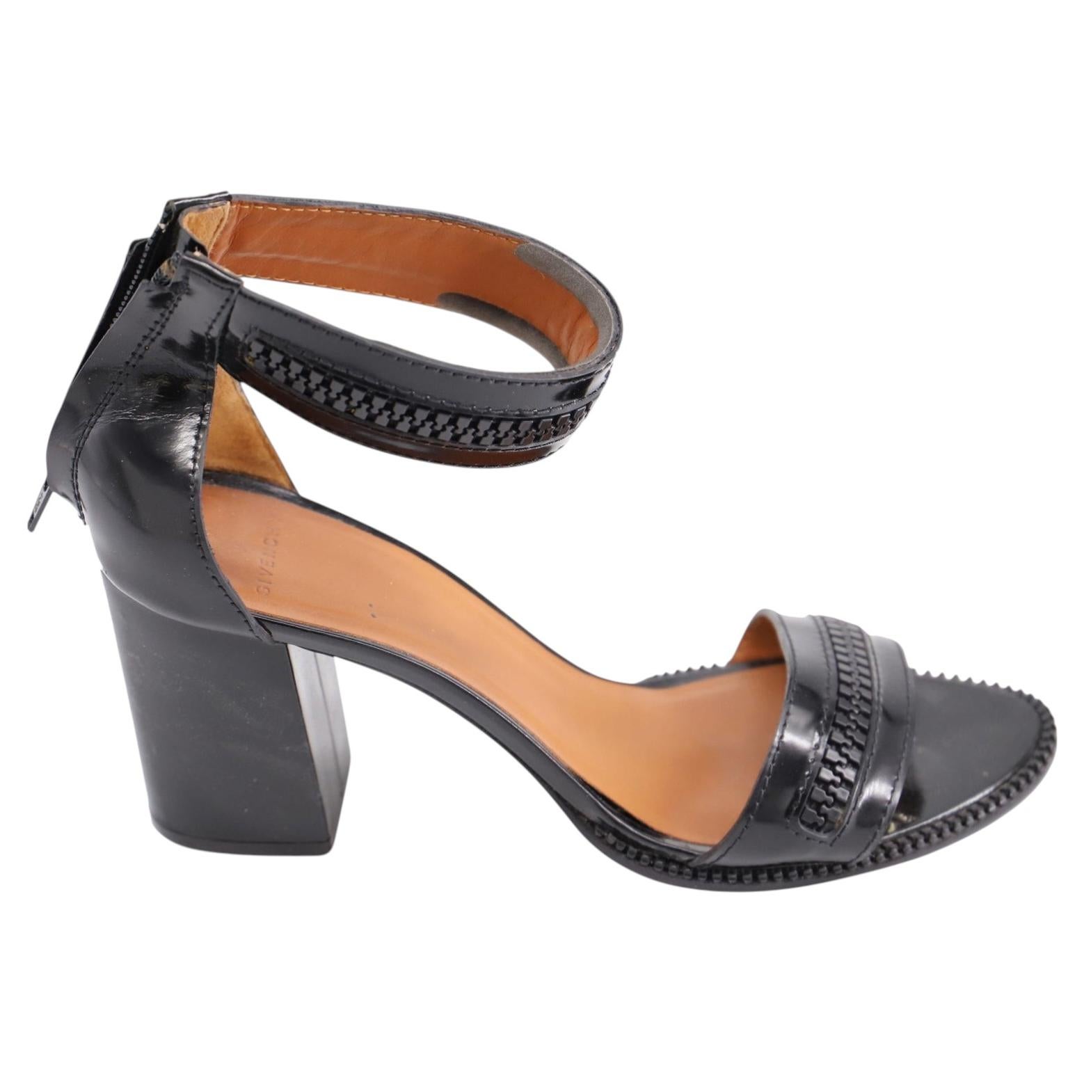 Sandali Givenchy con cinturino alla caviglia e tacco largo in vernice nera