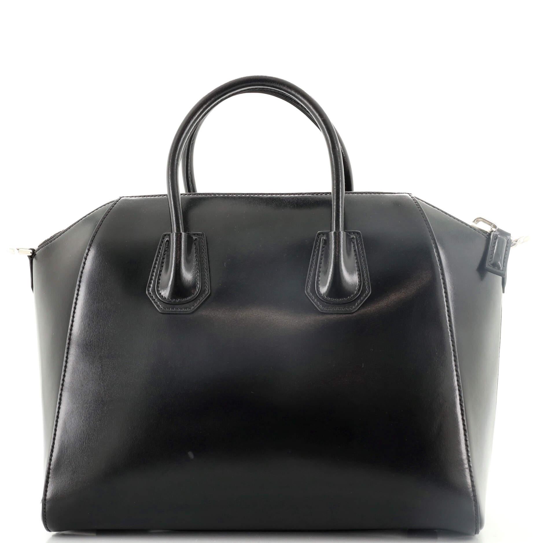 Condition : Bon. Retouche des poignées. Odeur à l'intérieur. Plis, usure, éraflures et marques sur l'extérieur, les poignées et la sangle, fissures sur les bords de la cire à la base de la poignée. Usure et marques modérées à l'intérieur, éraflures