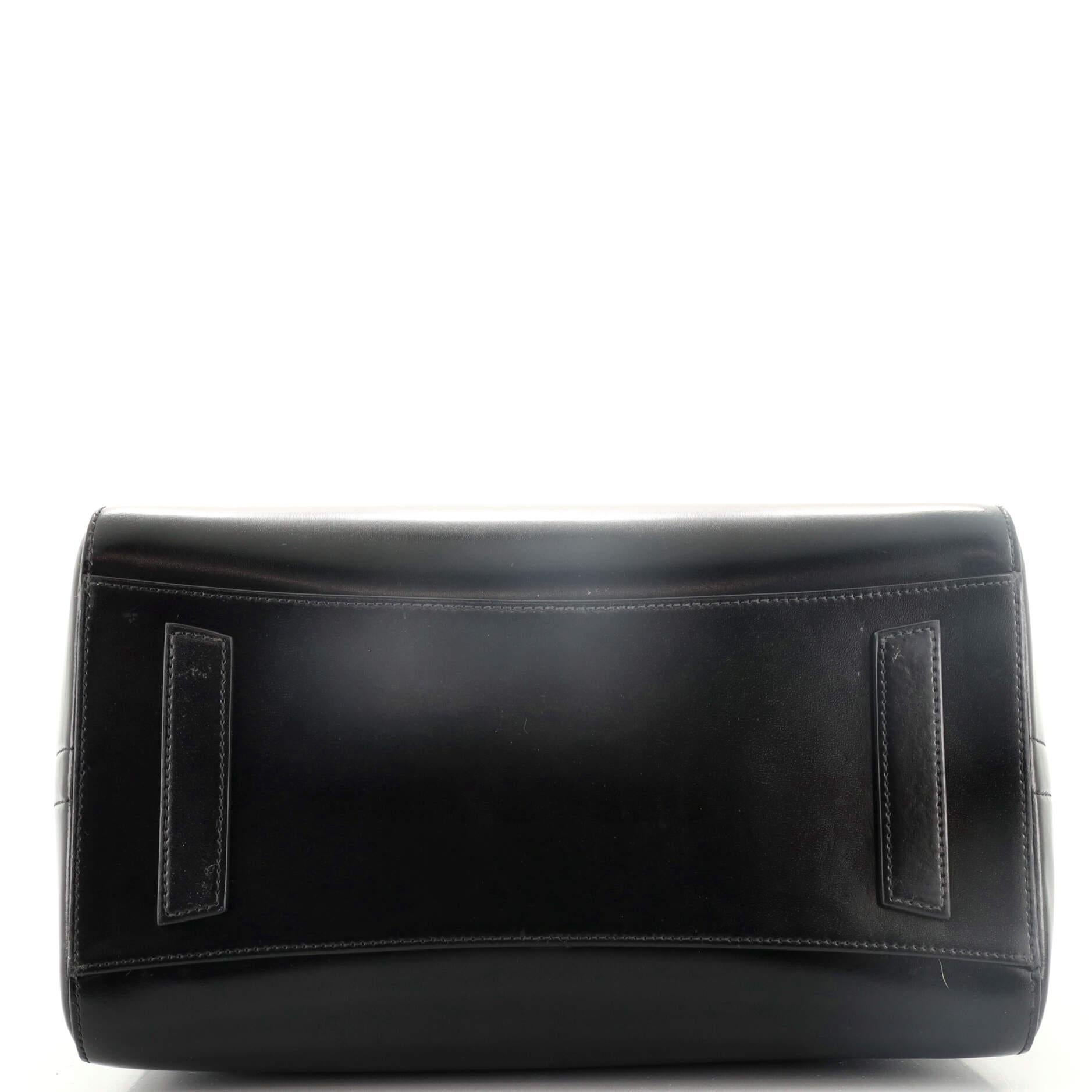 Noir Givenchy - Sac Antigona en cuir émaillé - Moyen