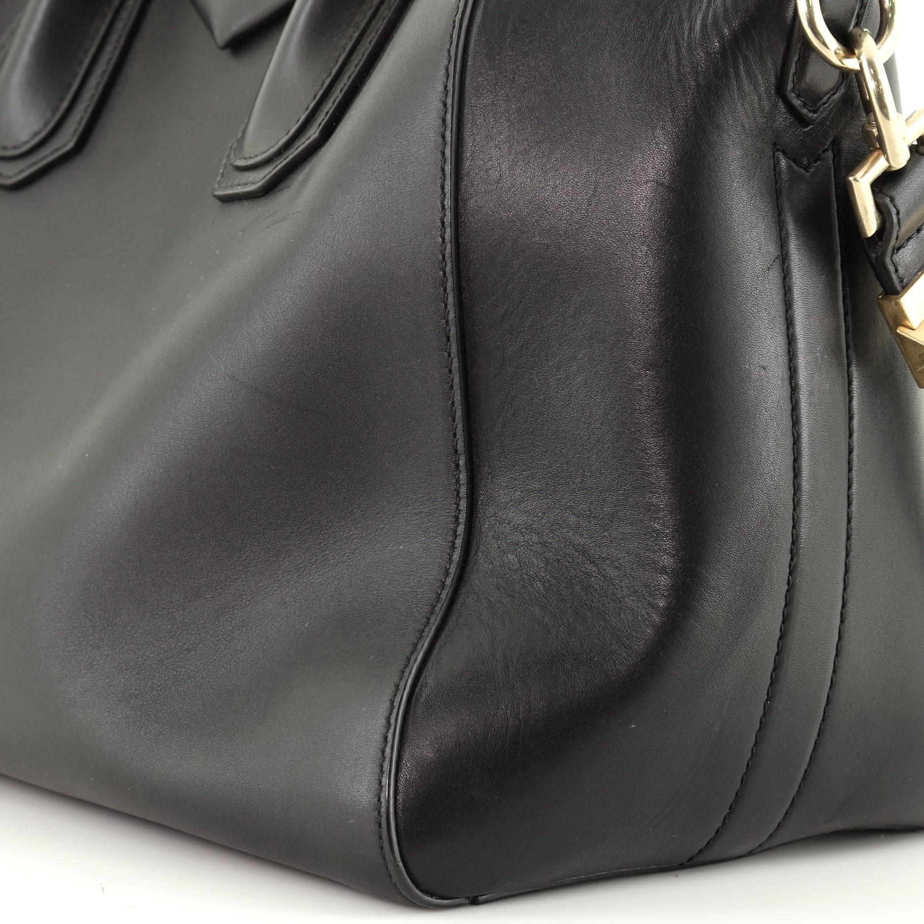 Givenchy Antigona Bag Glazed Leather Medium In Good Condition In NY, NY