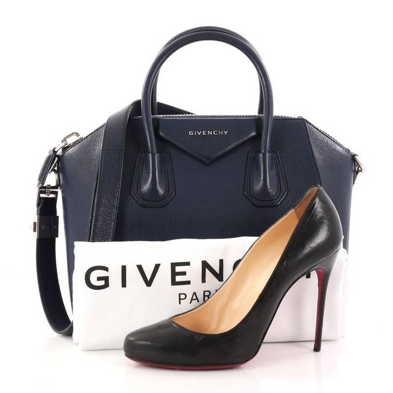 This authentic Givenchy Antigona Bag Leather Small combines style and functionality all-in-one. Crafted from navy sugar leather, this structured handle bag is designed with dual-rolled leather handles and silver-tone hardware accents. The bag's zip