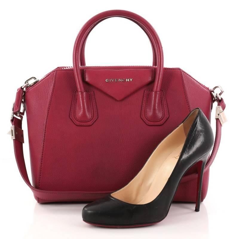 This authentic Givenchy Antigona Bag Leather Small combines style and functionality all-in-one. Crafted from dark pink leather, this structured handle bag is designed with dual-rolled leather handles and silver-tone hardware accents. The bag's zip