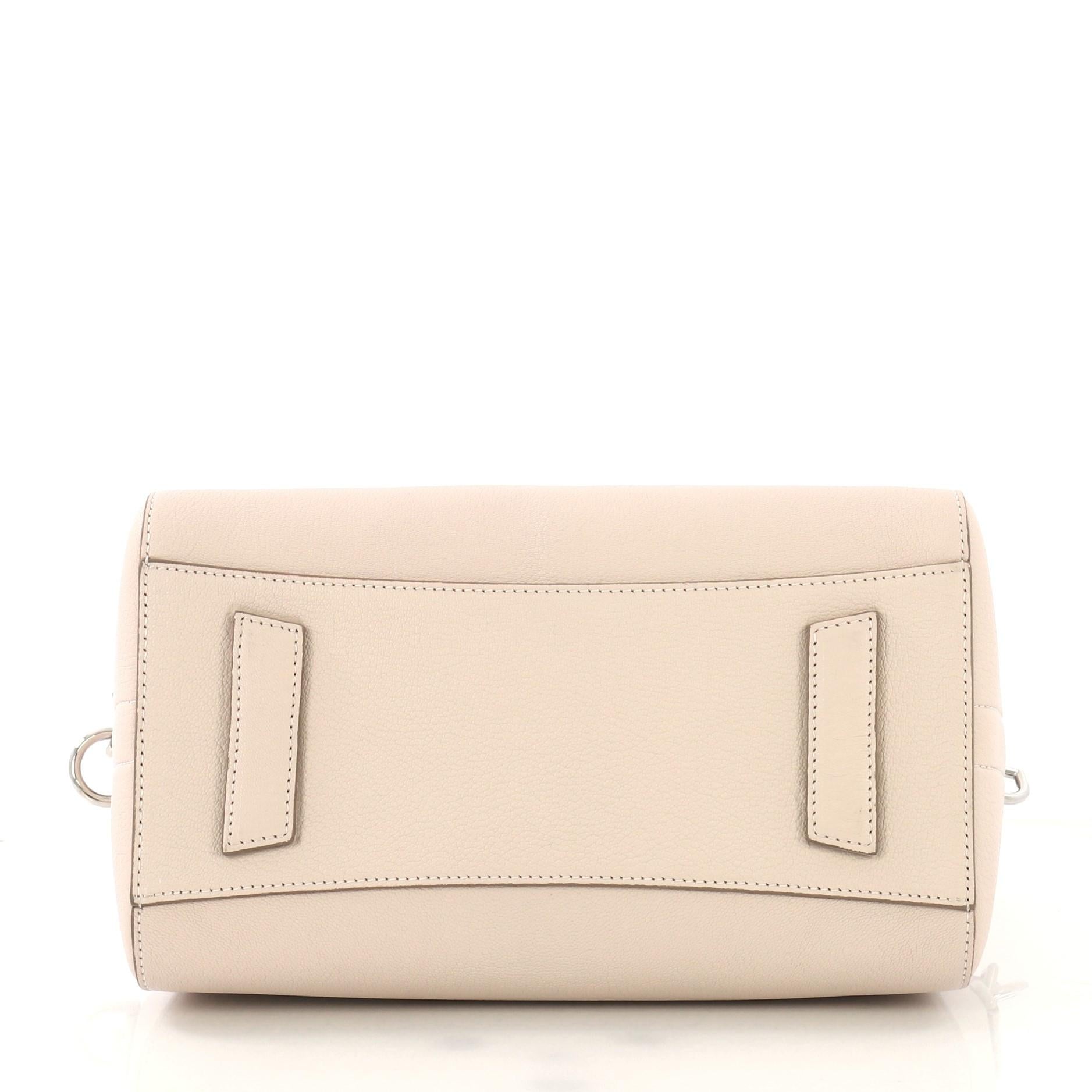 Givenchy Antigona Bag Leather Small In Excellent Condition In NY, NY