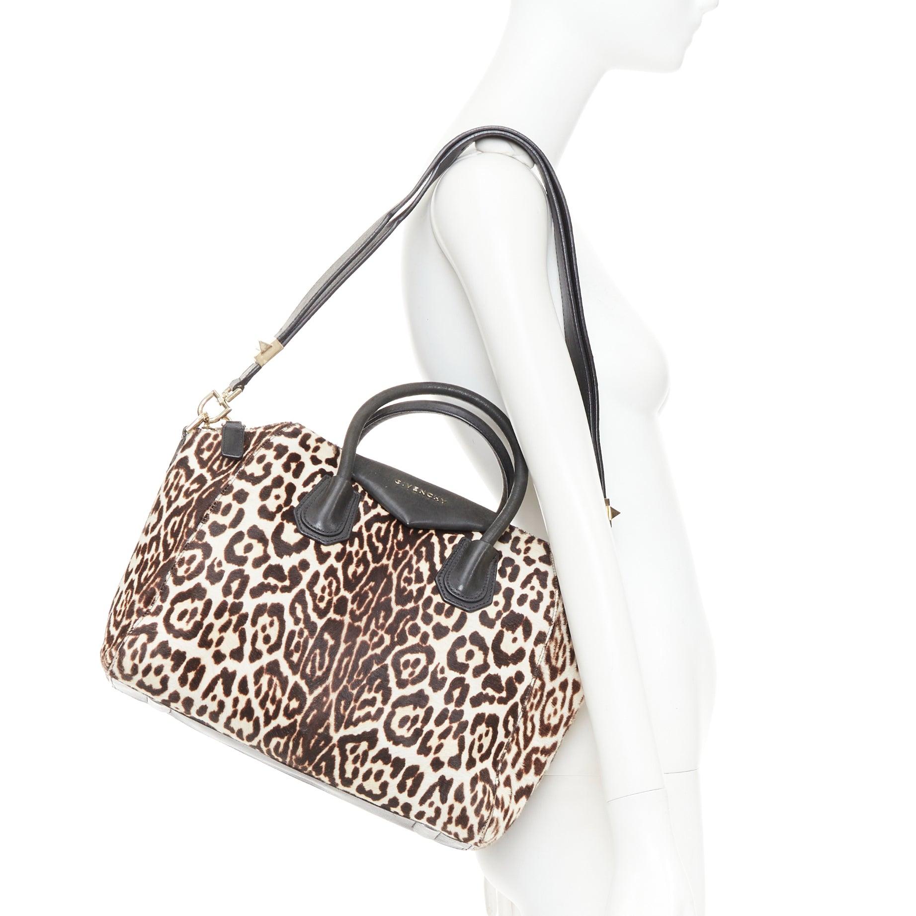 GIVENCHY Antigona sac à main en cuir de veau marron imprimé léopard avec logo argenté
Référence : VACN/A00093
Marque : Givenchy
Designer : Riccardo Tisci
Modèle : Antigona
MATERIAL : Poil de veau, cuir
Couleur : marron, noir
Motif :