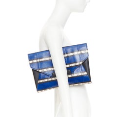 GIVENCHY Antigona Envelope – Clutch mit Umschlag und Klappe aus gestreiftem Elaphe-Leder mit Schuppenmuster
