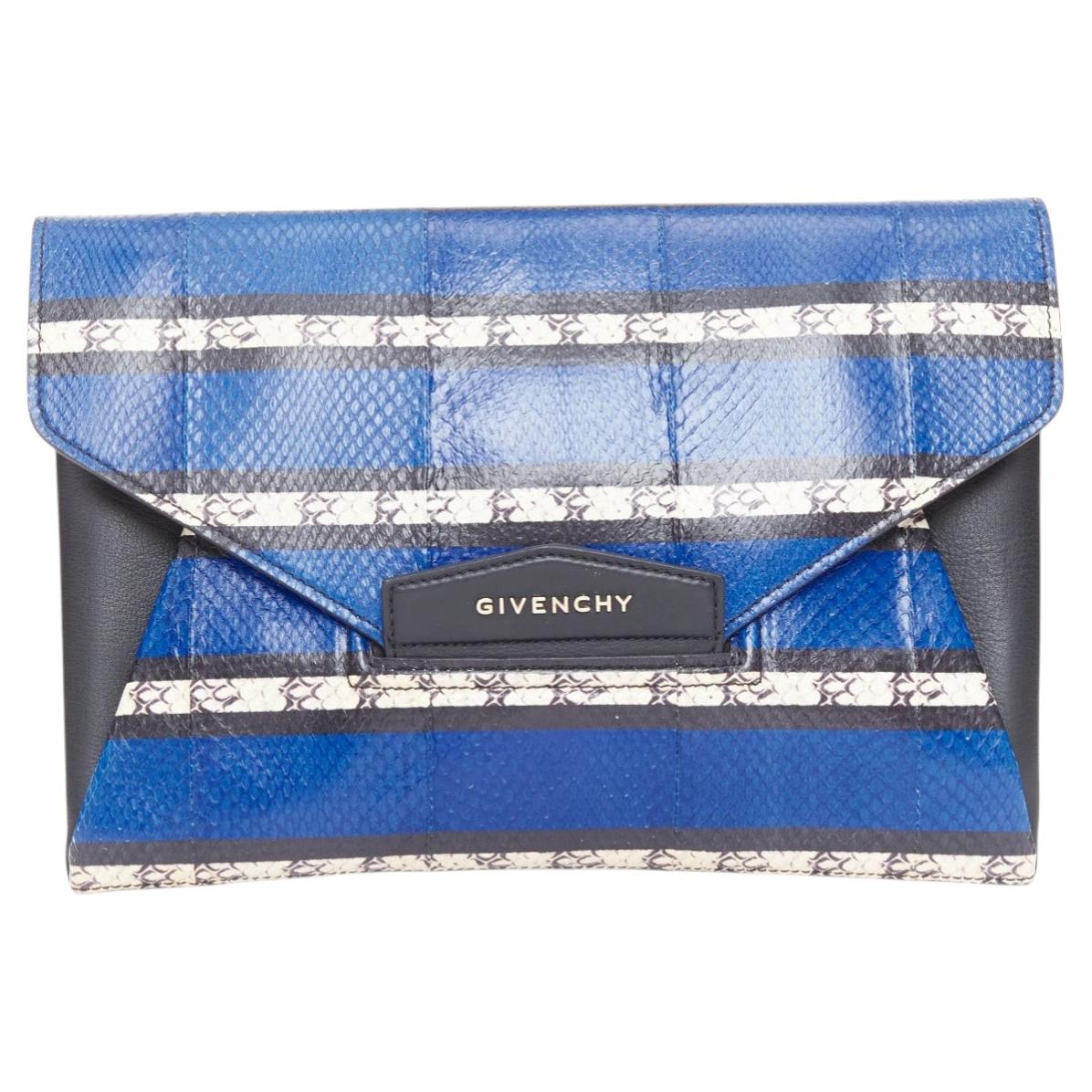 Pochette GIVENCHY Antigona « Envelope » à rabat, en cuir à motif écailles d'élaphe rayé en vente