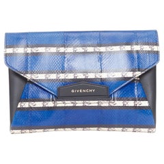 GIVENCHY Antigona Envelope – Clutch mit Umschlag und Klappe aus gestreiftem Elaphe-Leder mit Schuppenmuster