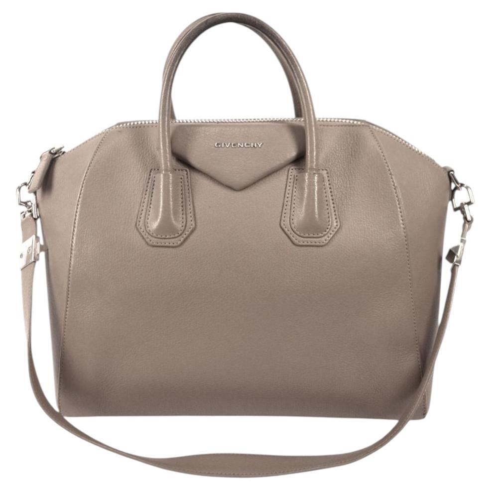 Grand sac Givenchy Antigona en cuir grainé taupe en vente