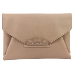 Givenchy Antigona Medium Umschlag-Clutch aus Leder 