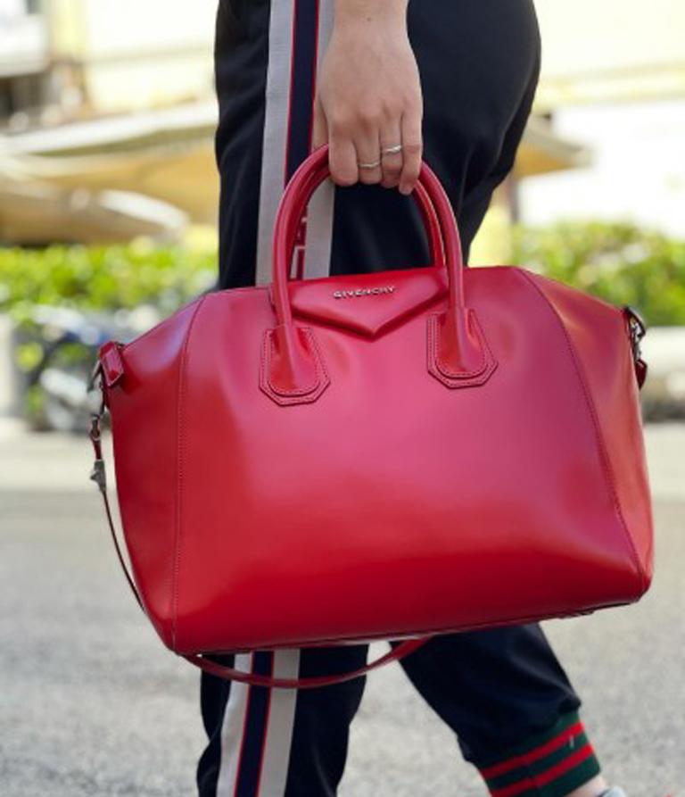 Givenchy bag, Antigona model, made of red leather with silver hardware.

The product has a zip closure, internally lined in beige canvas, very roomy.

Equipped with two rigid handles, a 3 cm thick removable shoulder strap and several internal