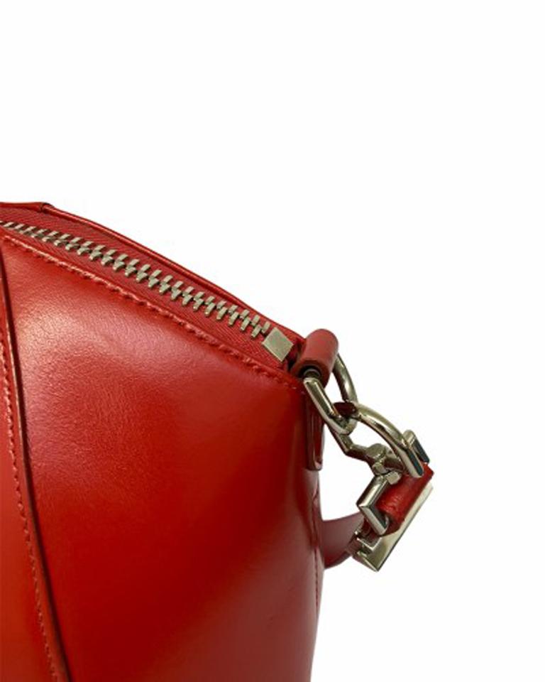 Givenchy Antigona Rossa Shoulder Bag in Leather with Silver Hardware In Good Condition In Torre Del Greco, IT