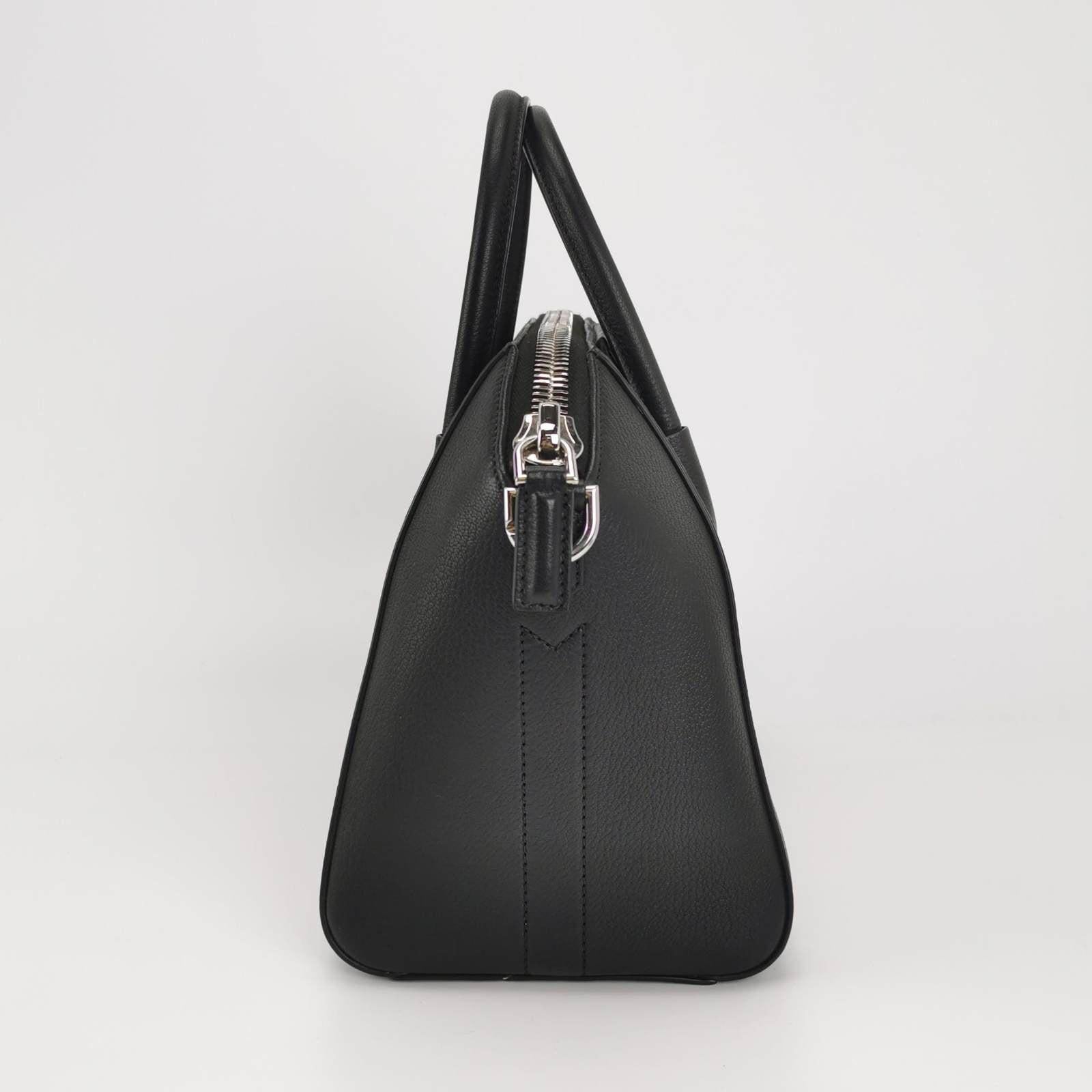 Givenchy Antigona Small Black Calfskin Leather Top Handle bag with Strap In Good Condition For Sale In AUBERVILLIERS, FR