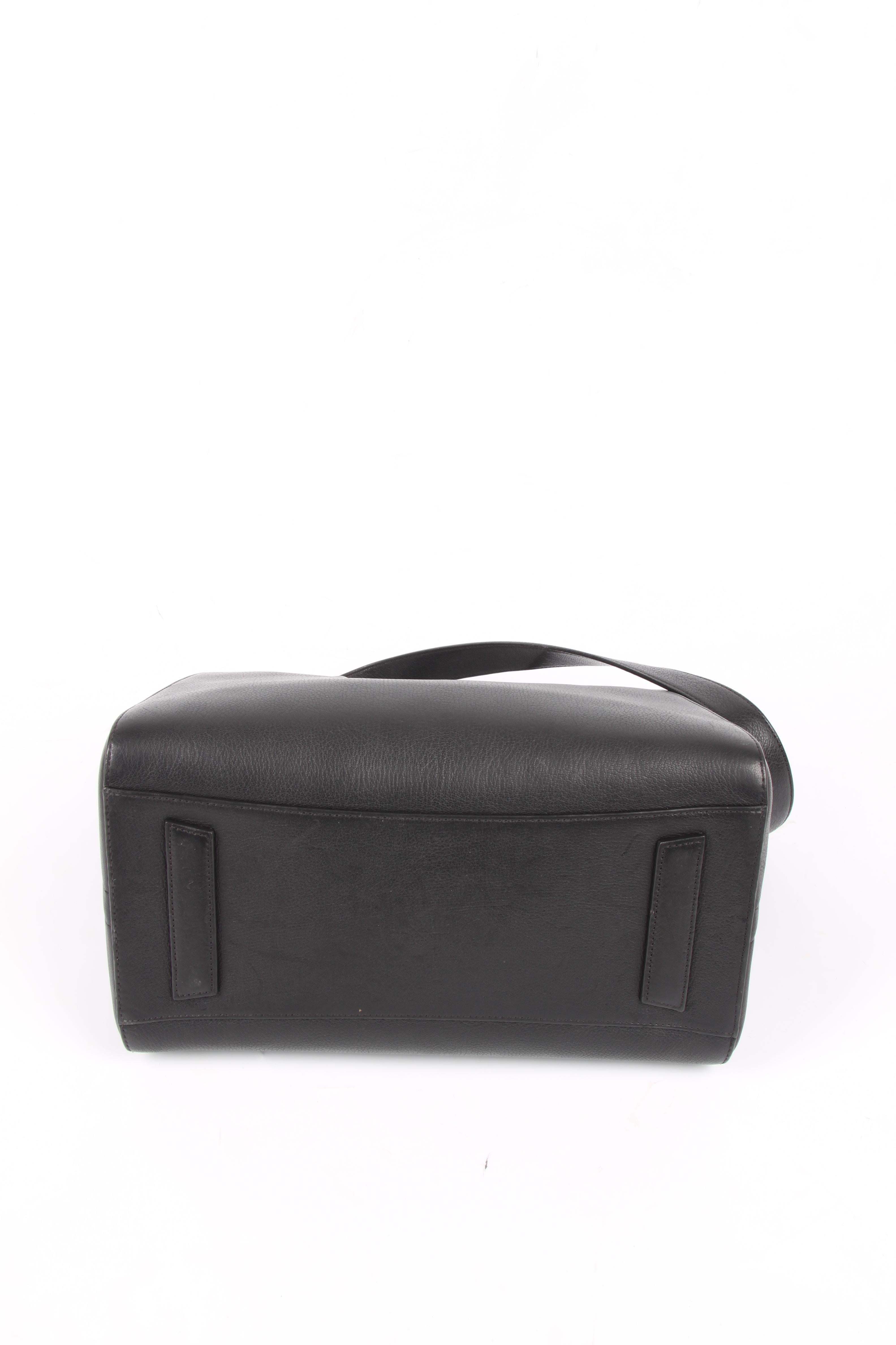 Givenchy Antigona Structured Bag Medium - black In Good Condition In Baarn, NL