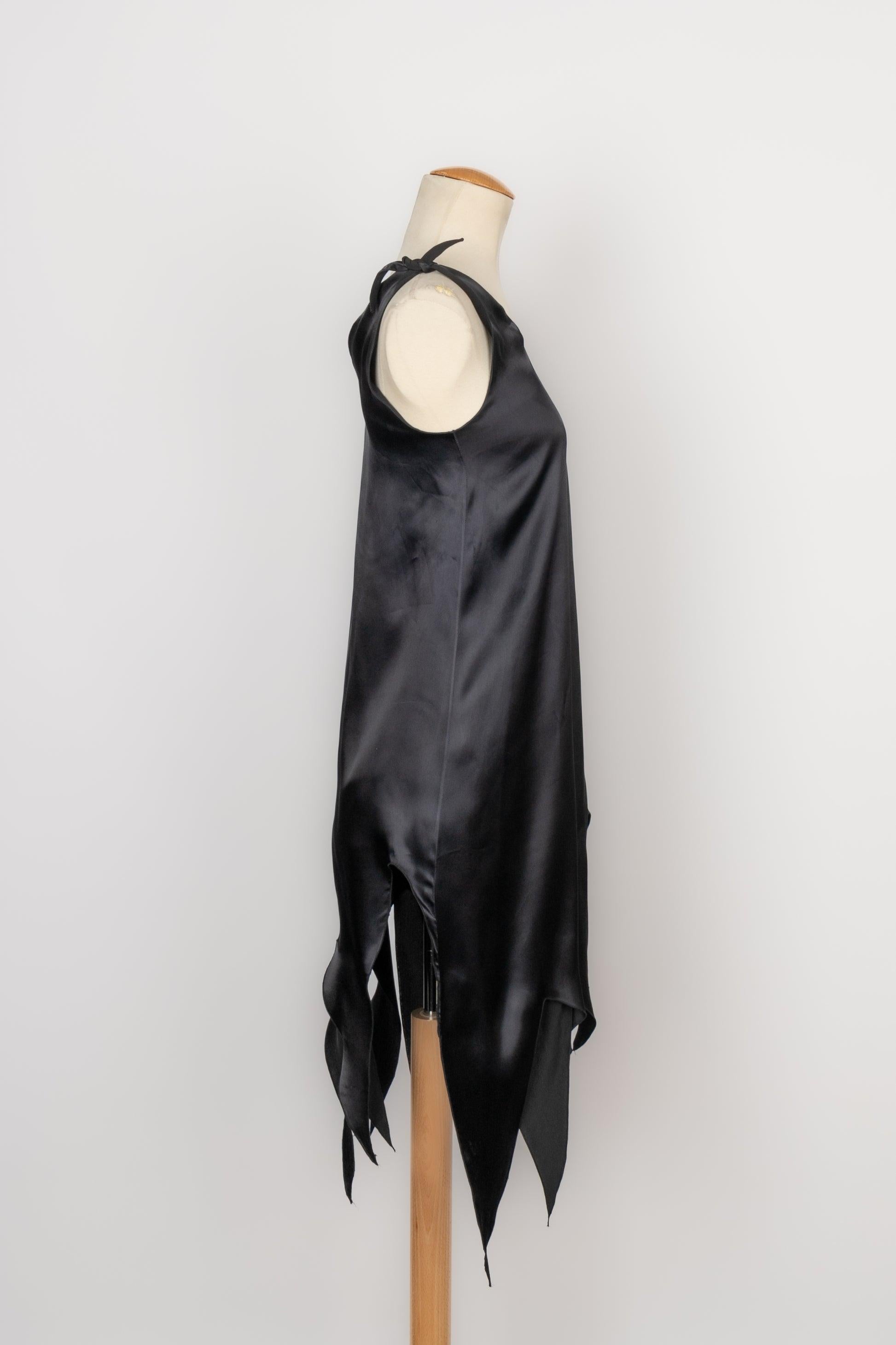 Givenchy - Asymmetrical dress in black satin. No size indicated, it fits a 36FR/38FR. Catwalk model.

Additional information:
Condition: Very good condition
Dimensions: Chest: 40 cm - Length: 88 cm to 117 cm

Seller Reference: VR223