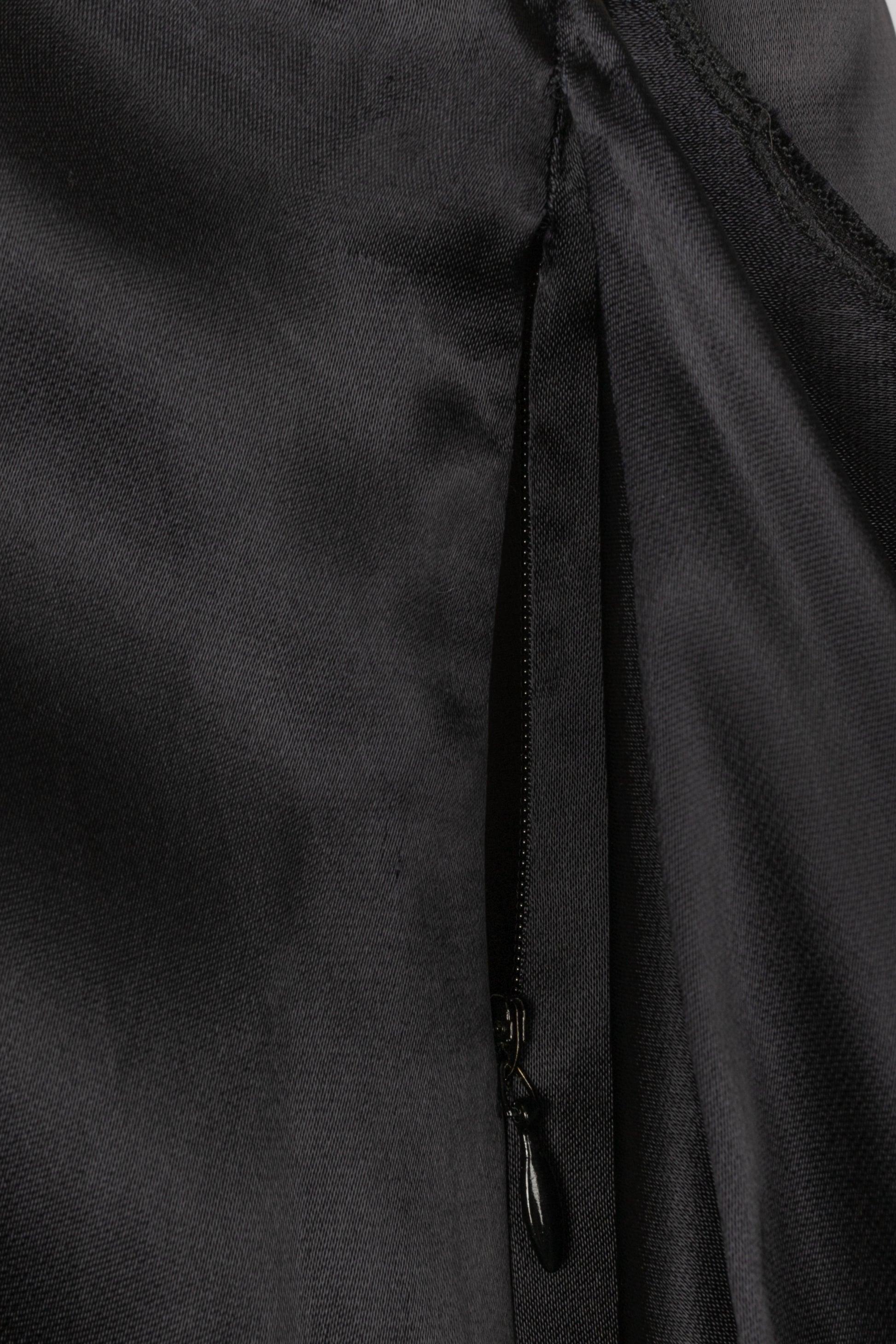 Robe asymétrique en satin noir de Givenchy en vente 2