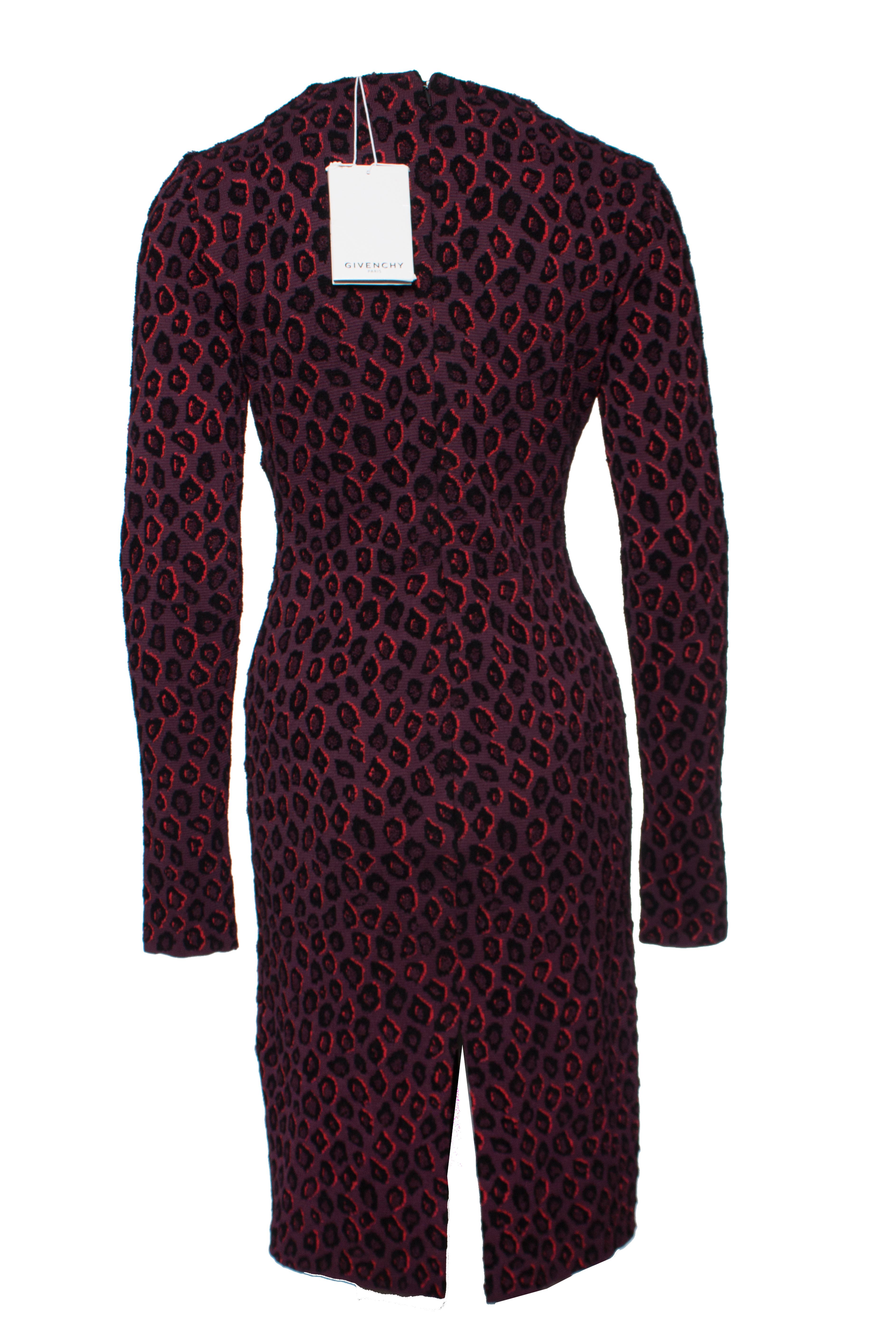Givenchy, robe léopard de couleur aubergine en taille S. L'article est neuf avec les étiquettes d'origine.

• CONDITION : nouveau avec étiquettes

• TAILLE : S

• MESURES : longueur 100 cm, largeur 46 cm, taille 37 cm, largeur des épaules 44