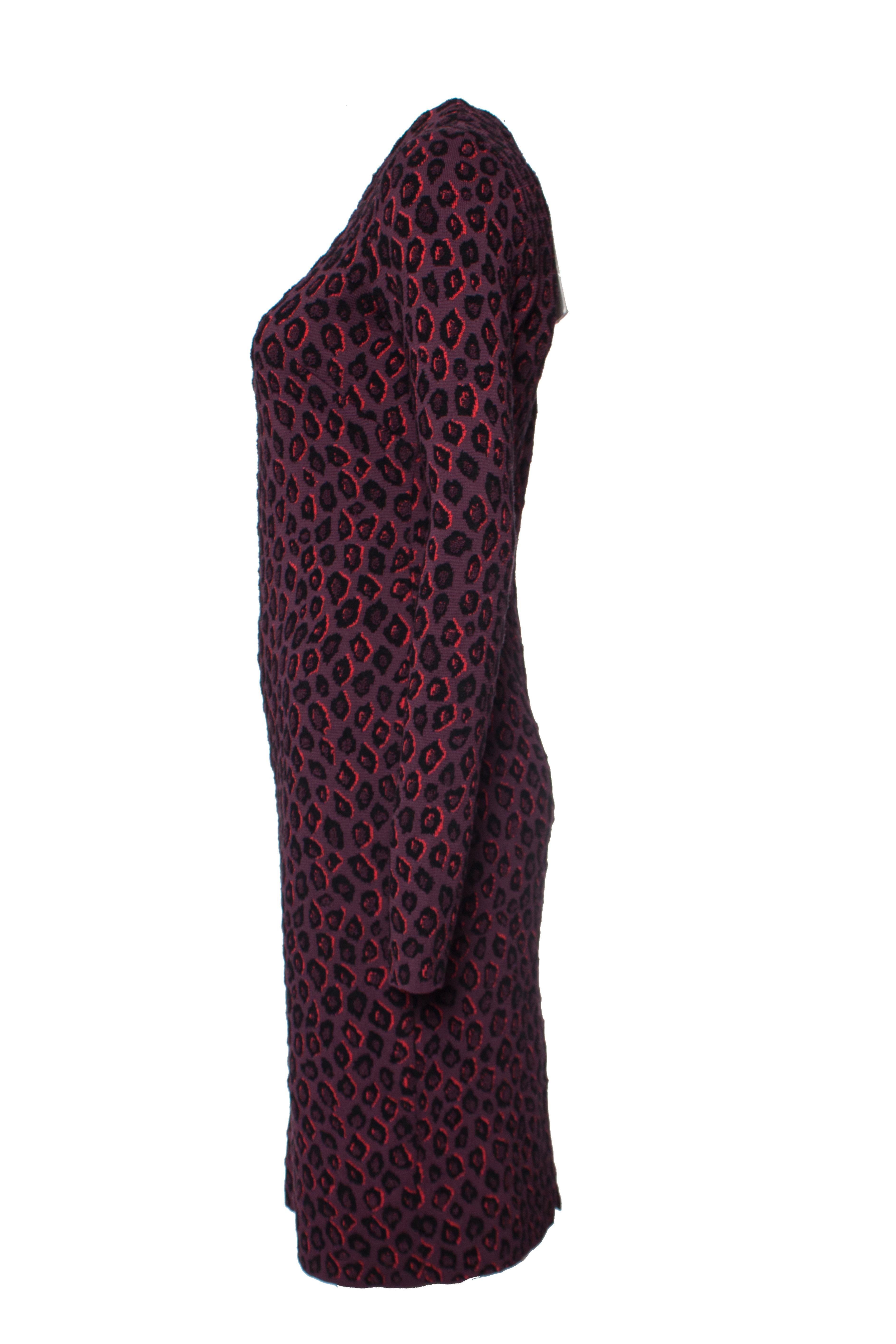 Noir Givenchy, robe imprimée léopard de couleur aubergine. en vente
