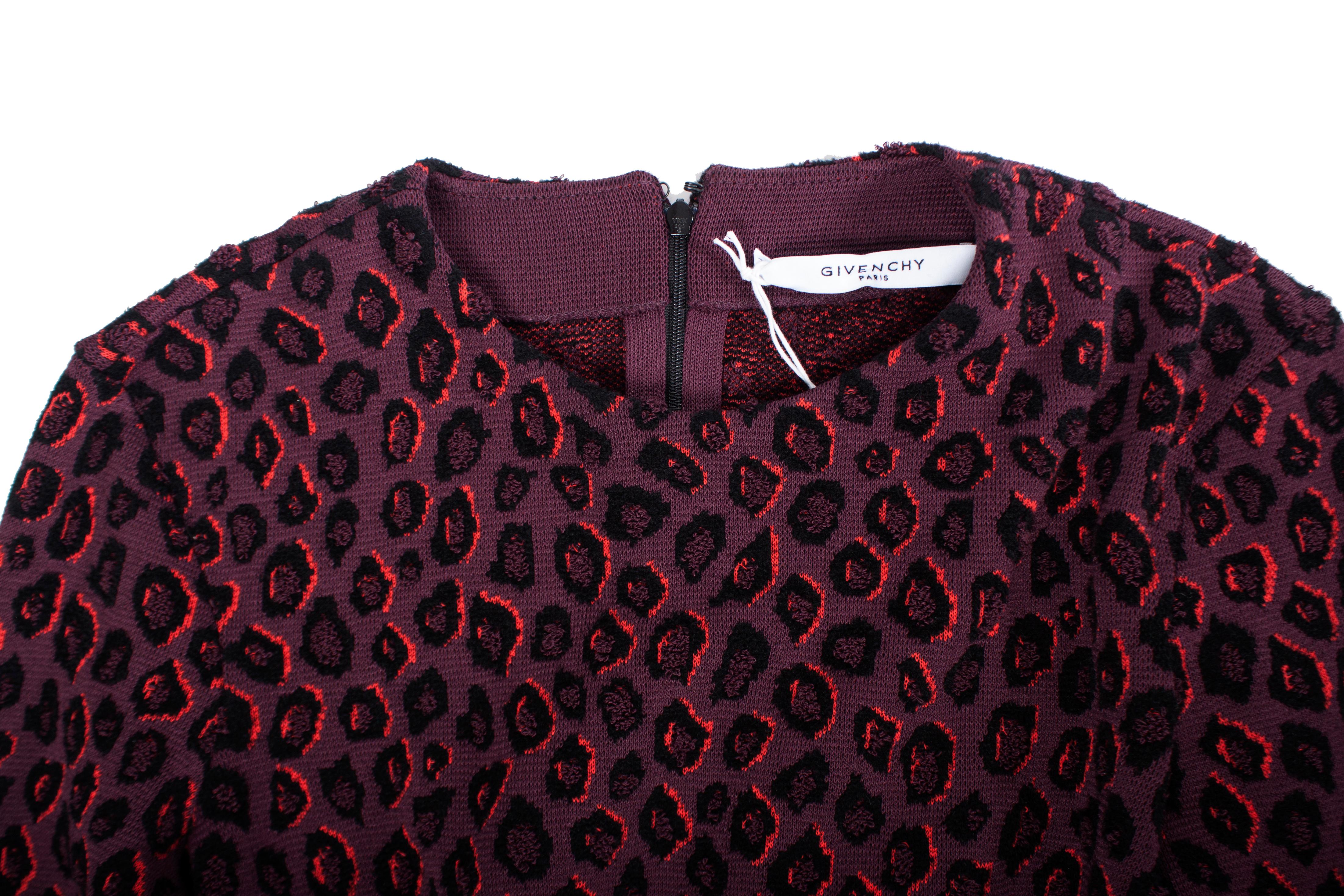 Givenchy, robe imprimée léopard de couleur aubergine. Pour femmes en vente