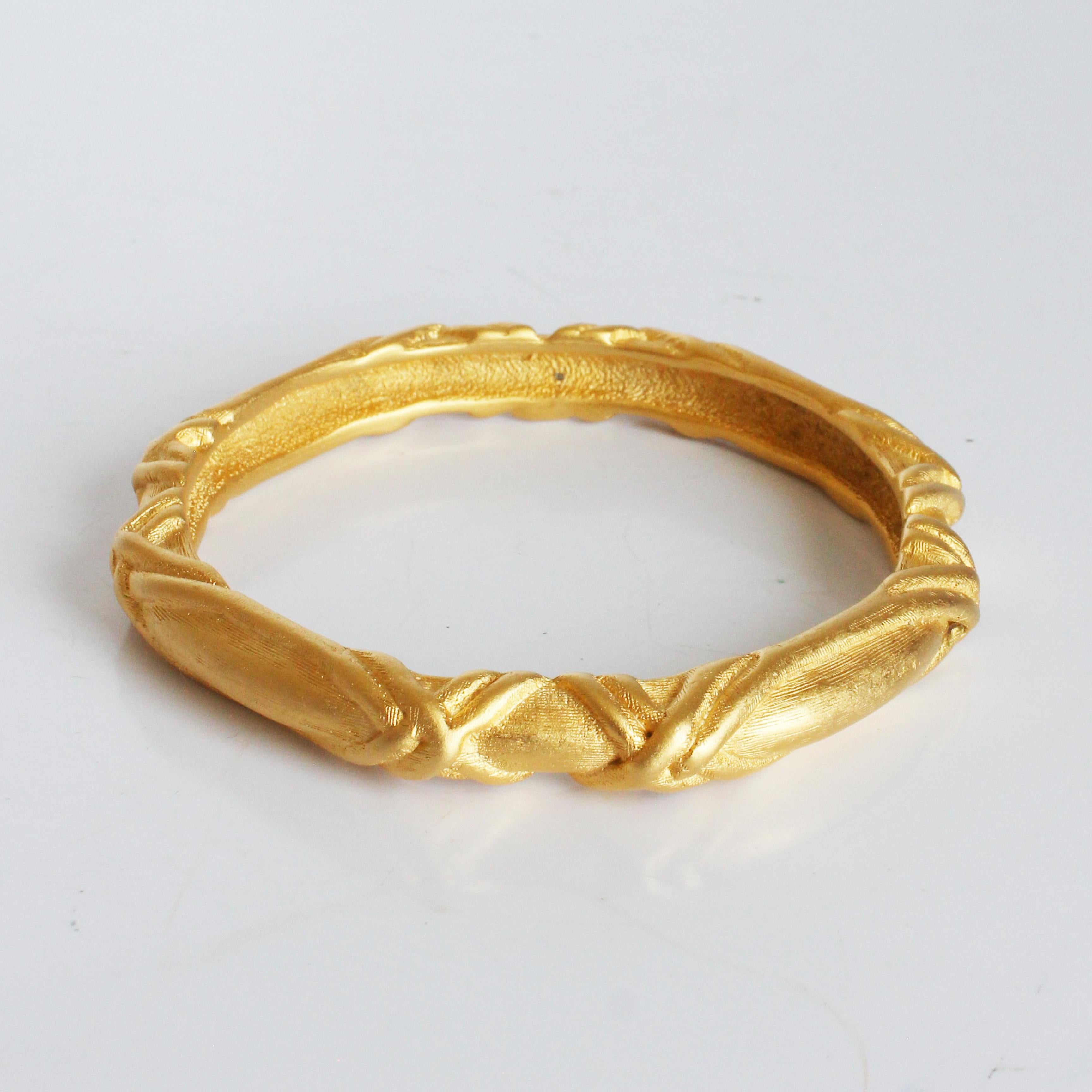 Bracciale Bangle Givenchy in metallo dorato con texture astratta Vintage anni '80 Gioielli Rari in vendita 7