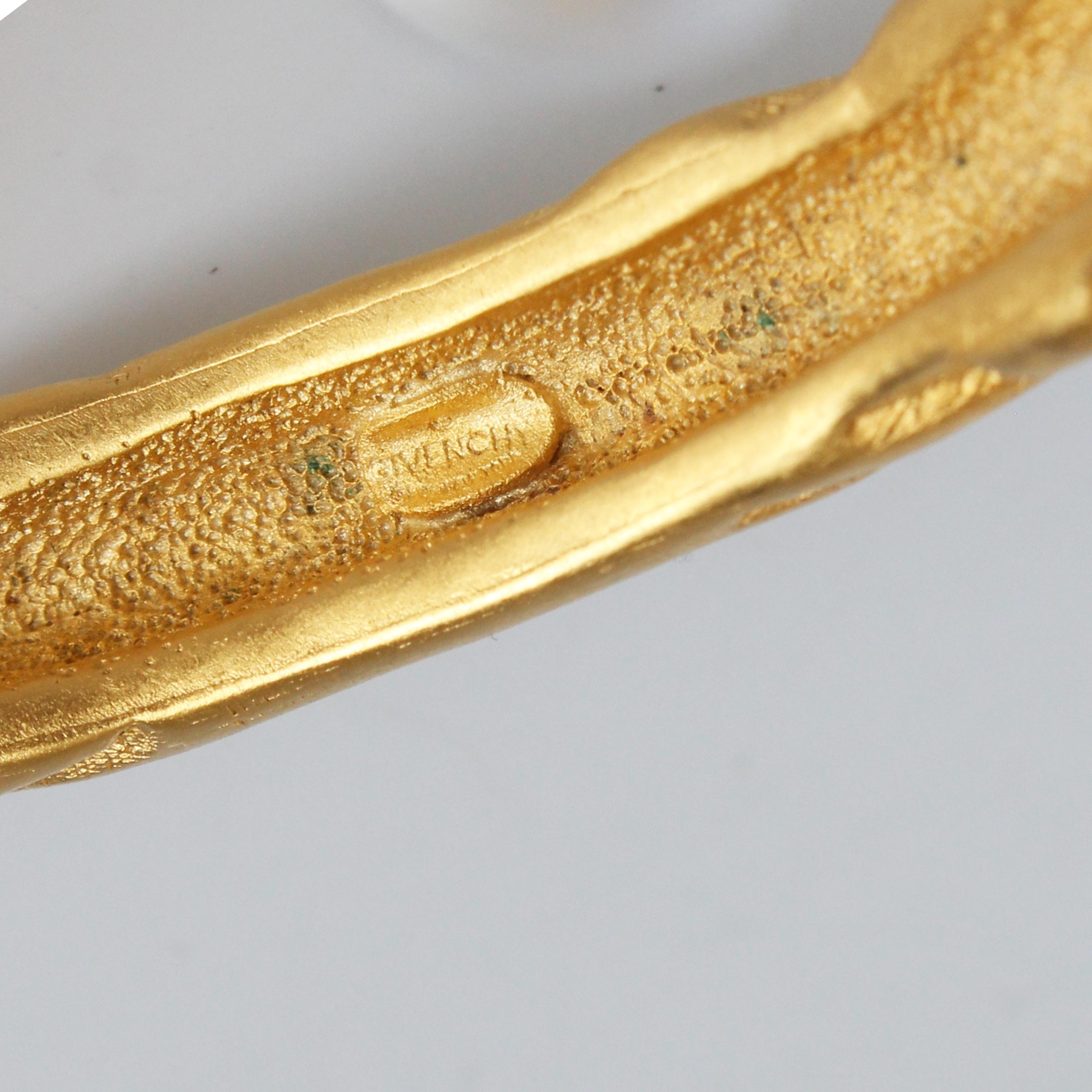 Bracciale Bangle Givenchy in metallo dorato con texture astratta Vintage anni '80 Gioielli Rari in vendita 8